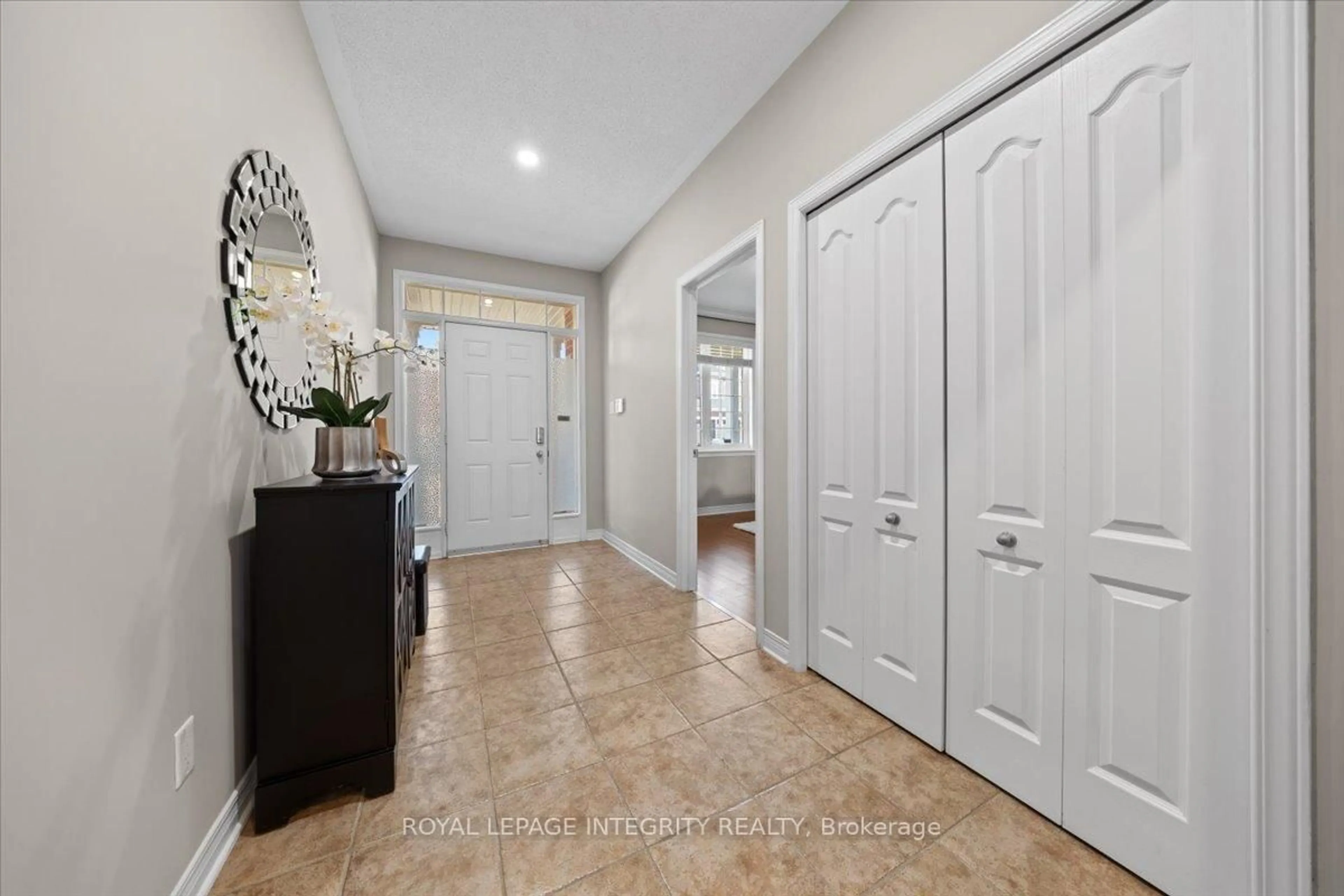 Indoor entryway for 148 Rodeo Dr, Ottawa Ontario K2J 5K7