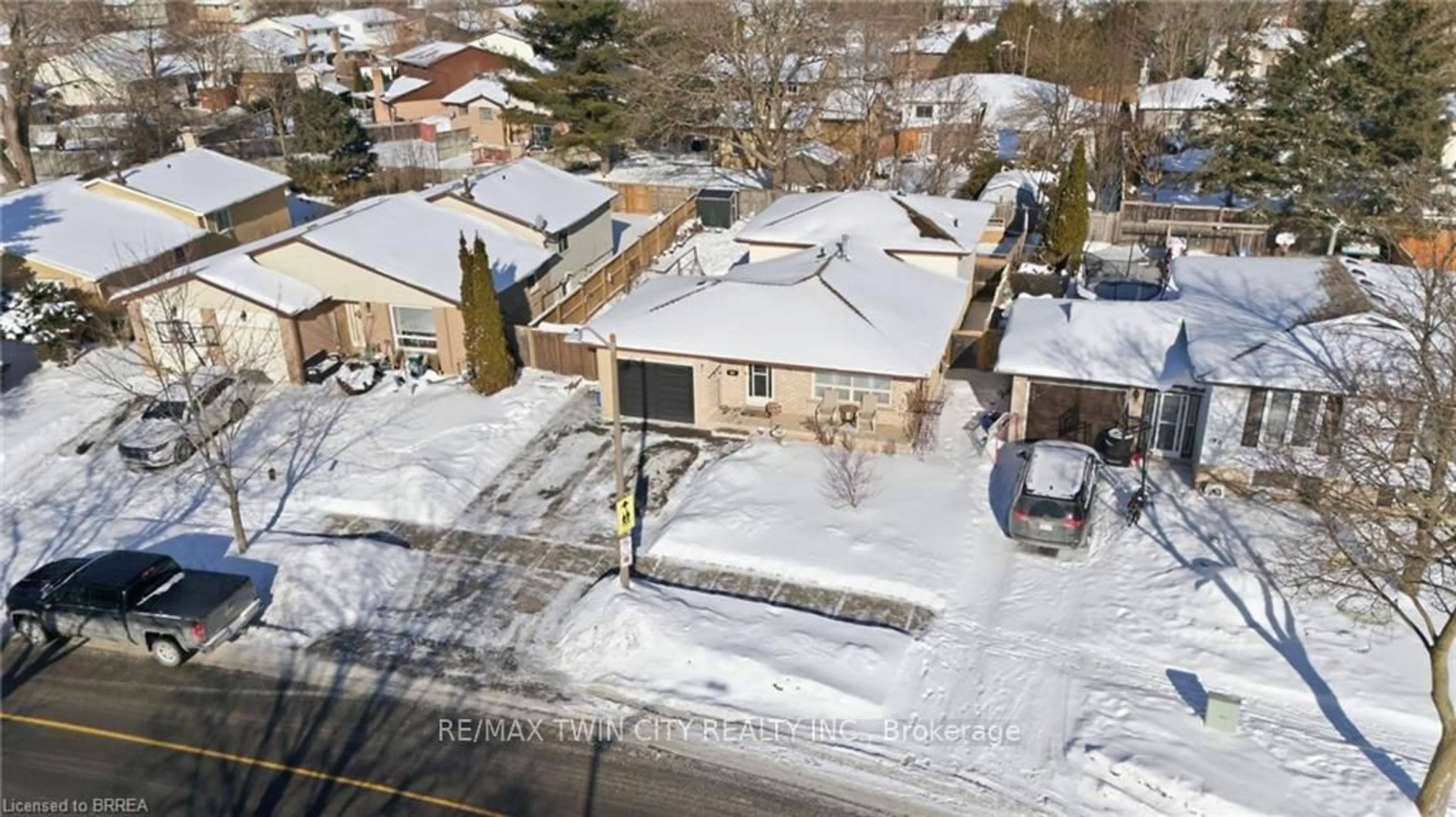 A pic from outside/outdoor area/front of a property/back of a property/a pic from drone, street for 194 Banbury Rd, Brantford Ontario N3P 1C6