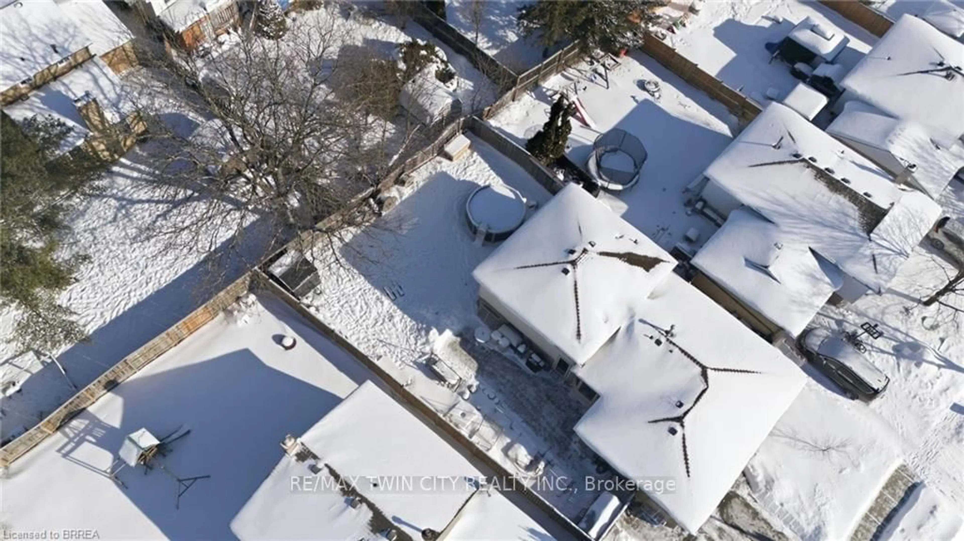 A pic from outside/outdoor area/front of a property/back of a property/a pic from drone, street for 194 Banbury Rd, Brantford Ontario N3P 1C6