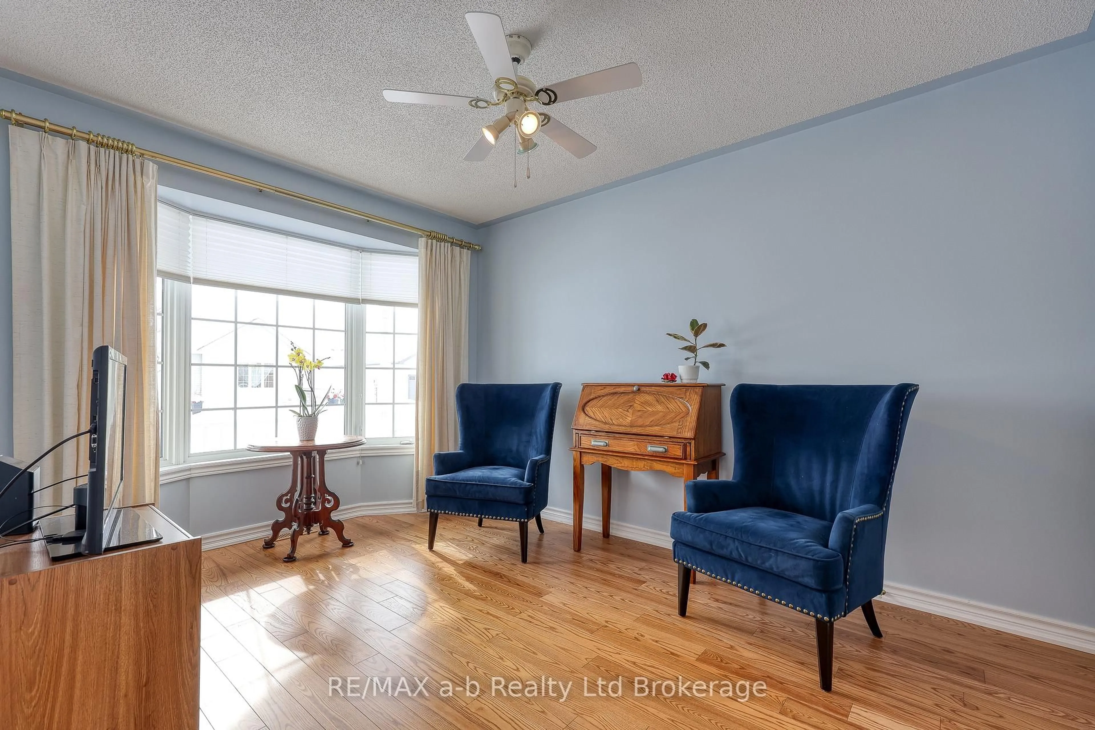 Living room with furniture, wood/laminate floor for 23 Brasher Dr, Tillsonburg Ontario N4G 5T2