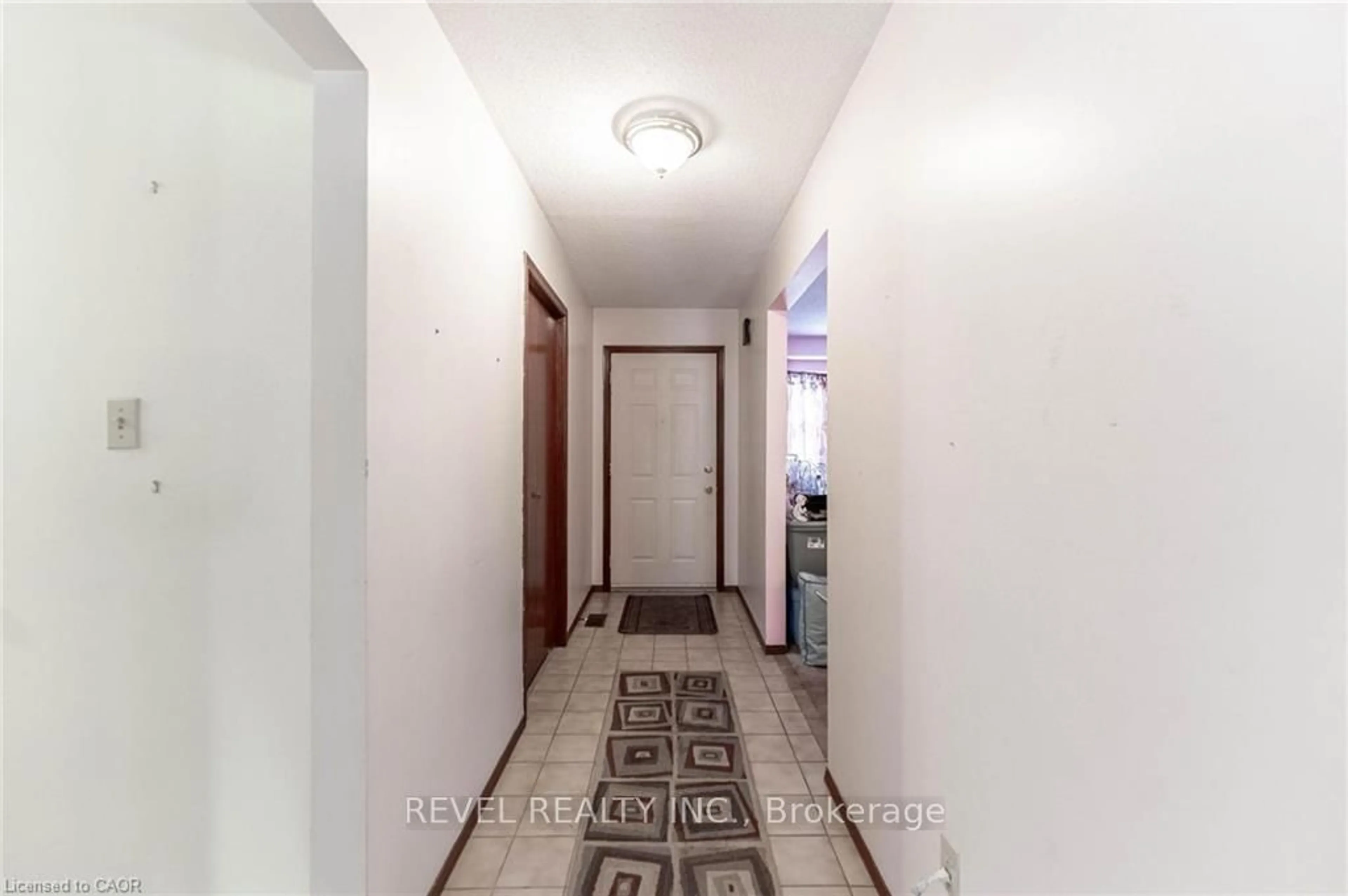 Indoor entryway for 5 Charing Dr, Hamilton Ontario L8W 2P5