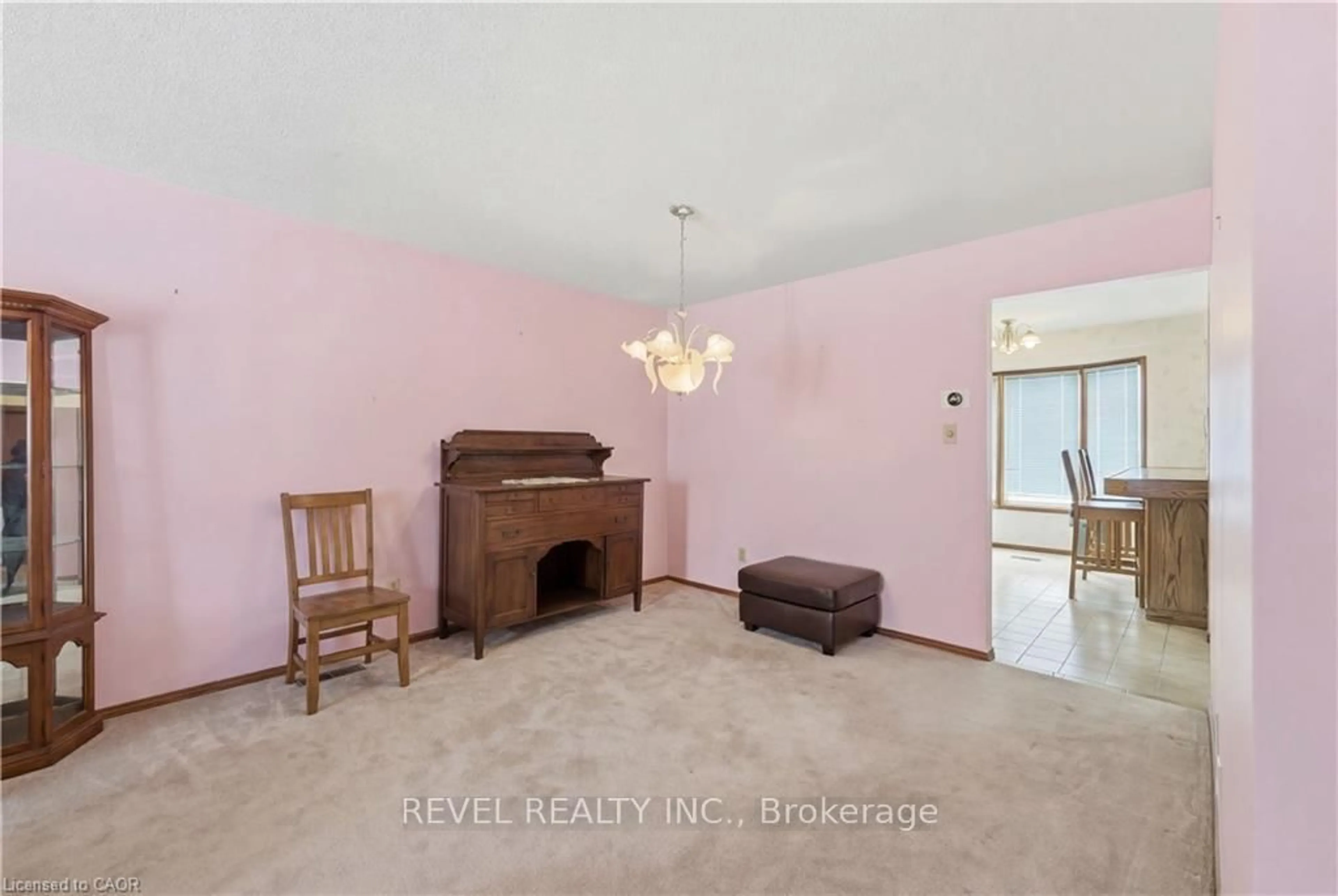 A pic of a room for 5 Charing Dr, Hamilton Ontario L8W 2P5