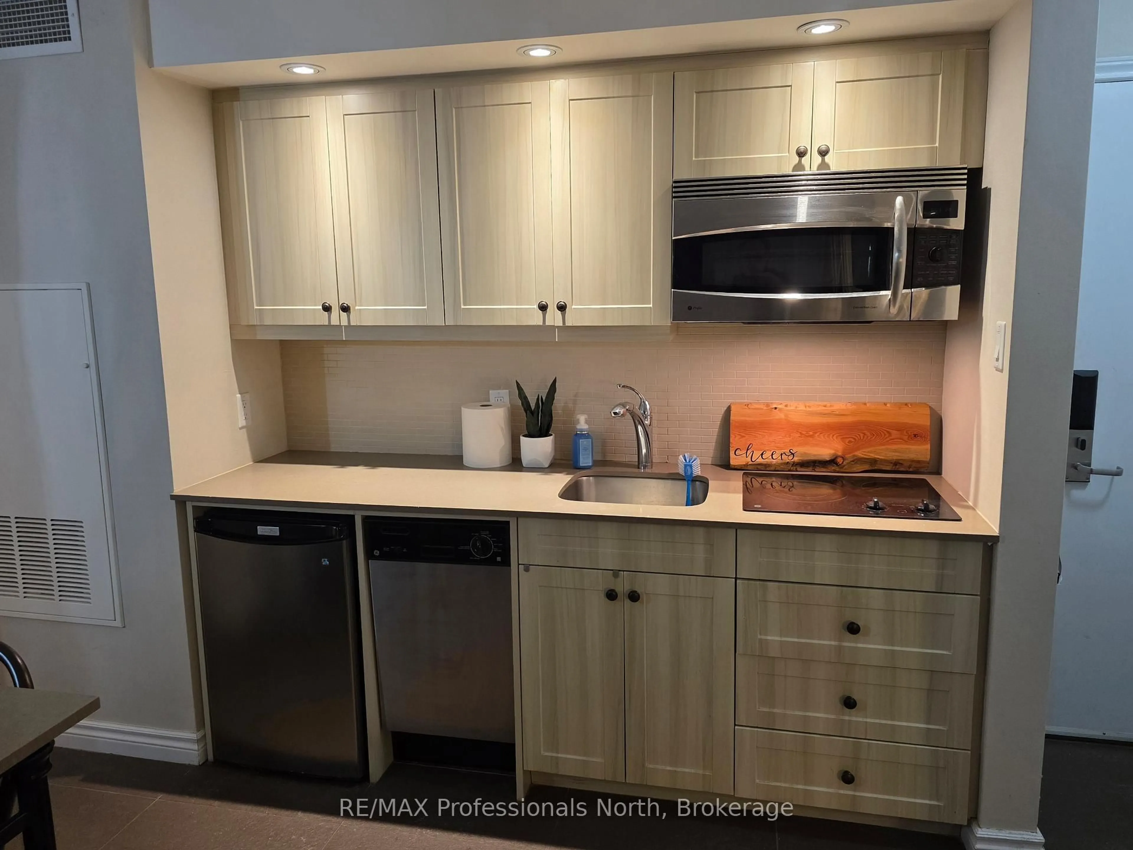 Standard kitchen, unknown for 1235 Deerhurst Dr #52-308, Huntsville Ontario P1H 2E8