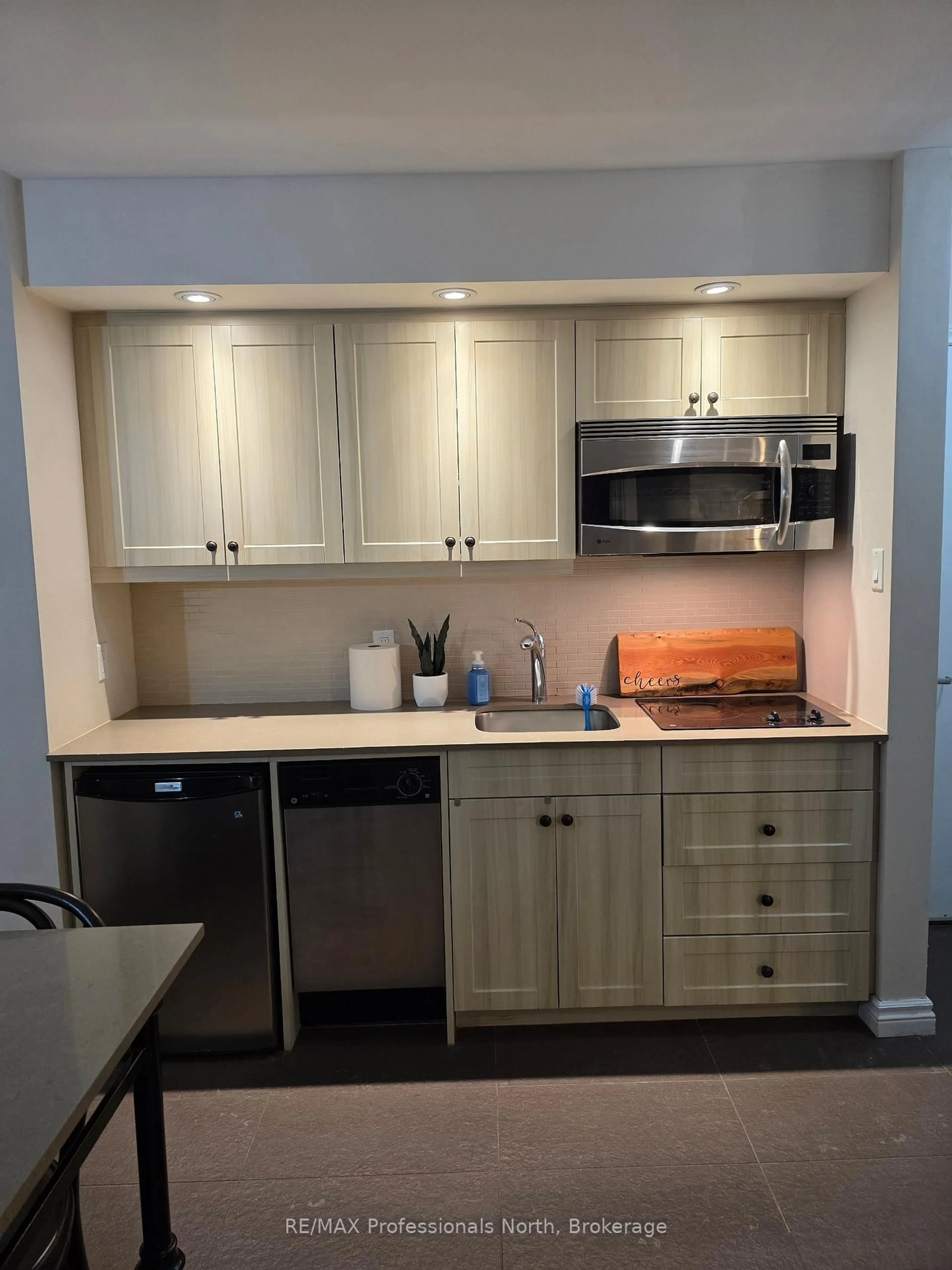 Standard kitchen, unknown for 1235 Deerhurst Dr #52-308, Huntsville Ontario P1H 2E8