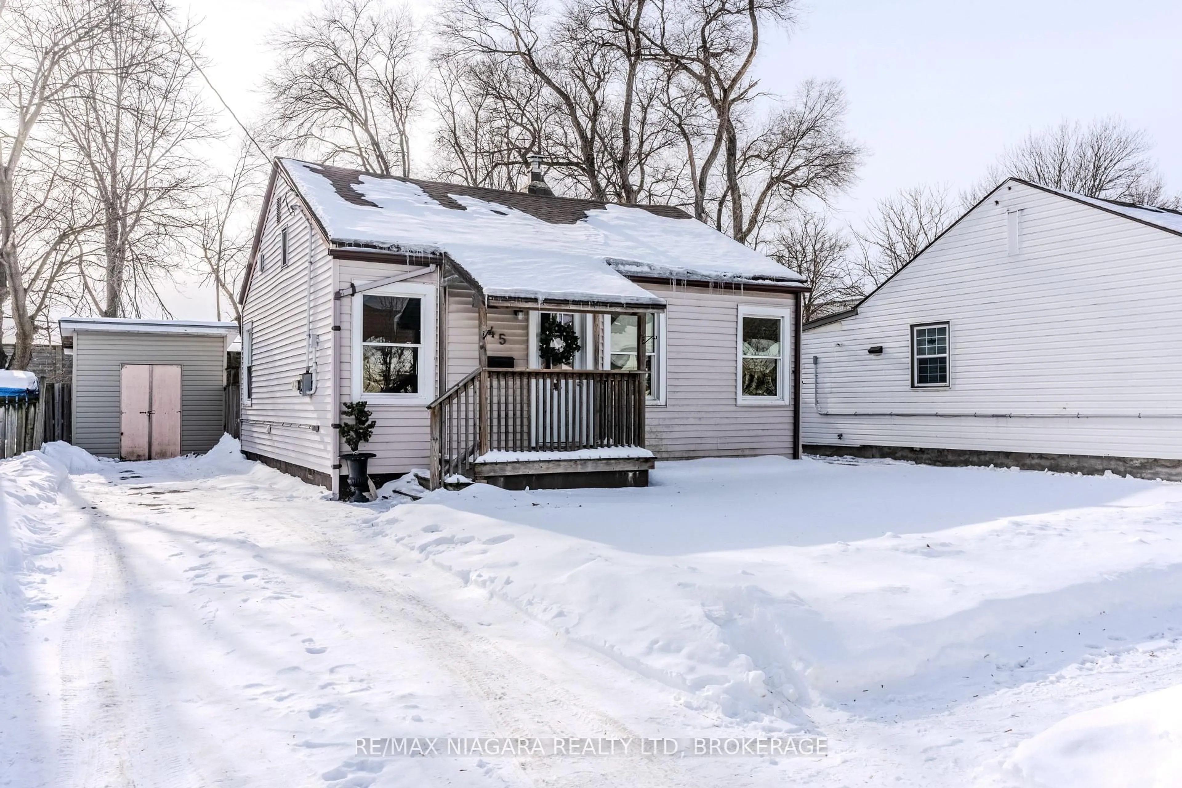 A pic from outside/outdoor area/front of a property/back of a property/a pic from drone, street for 45 Plymouth Ave, St. Catharines Ontario L2R 2X8