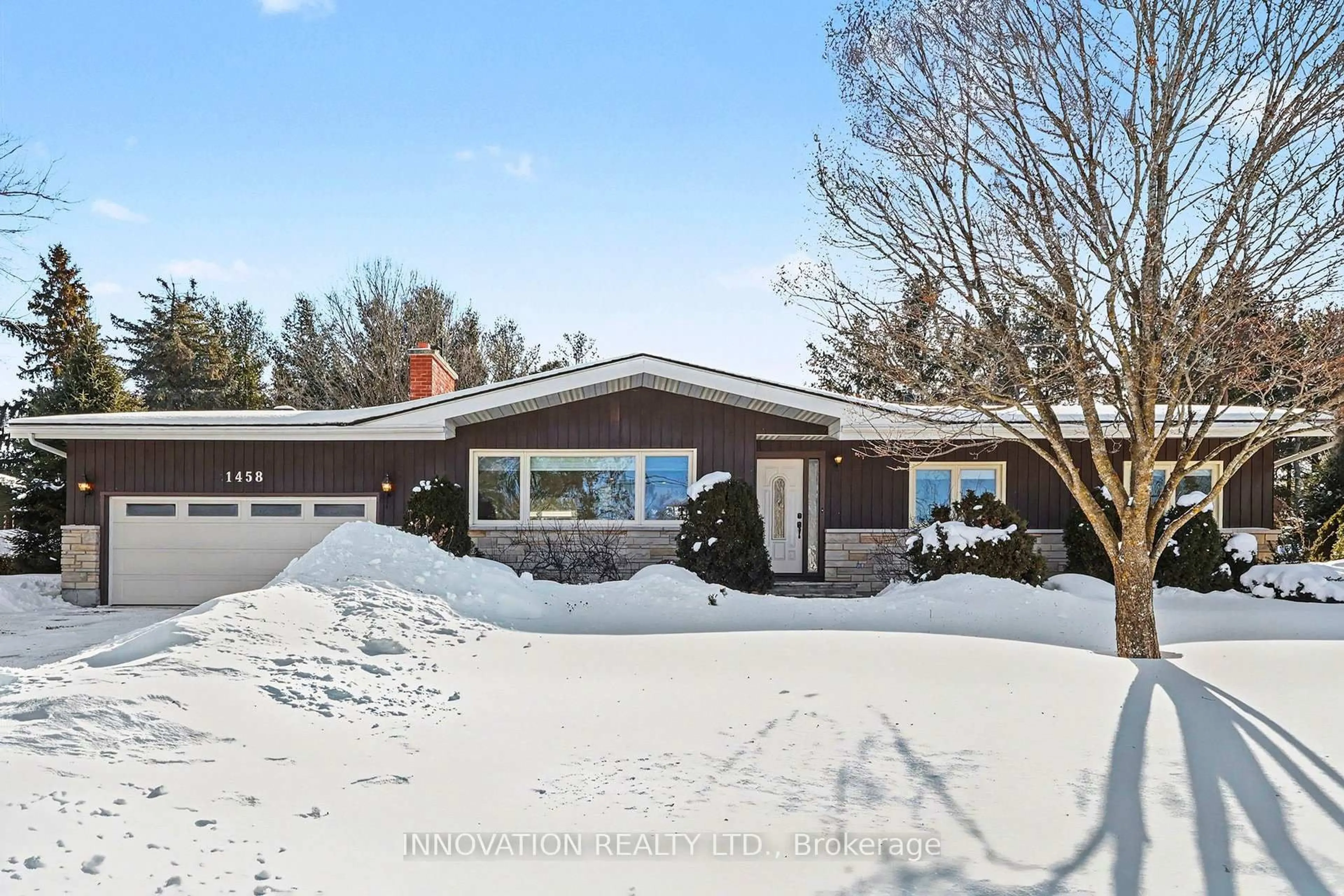 A pic from outside/outdoor area/front of a property/back of a property/a pic from drone, unknown for 1458 Rhea Pl, Ottawa Ontario K1V 1H1