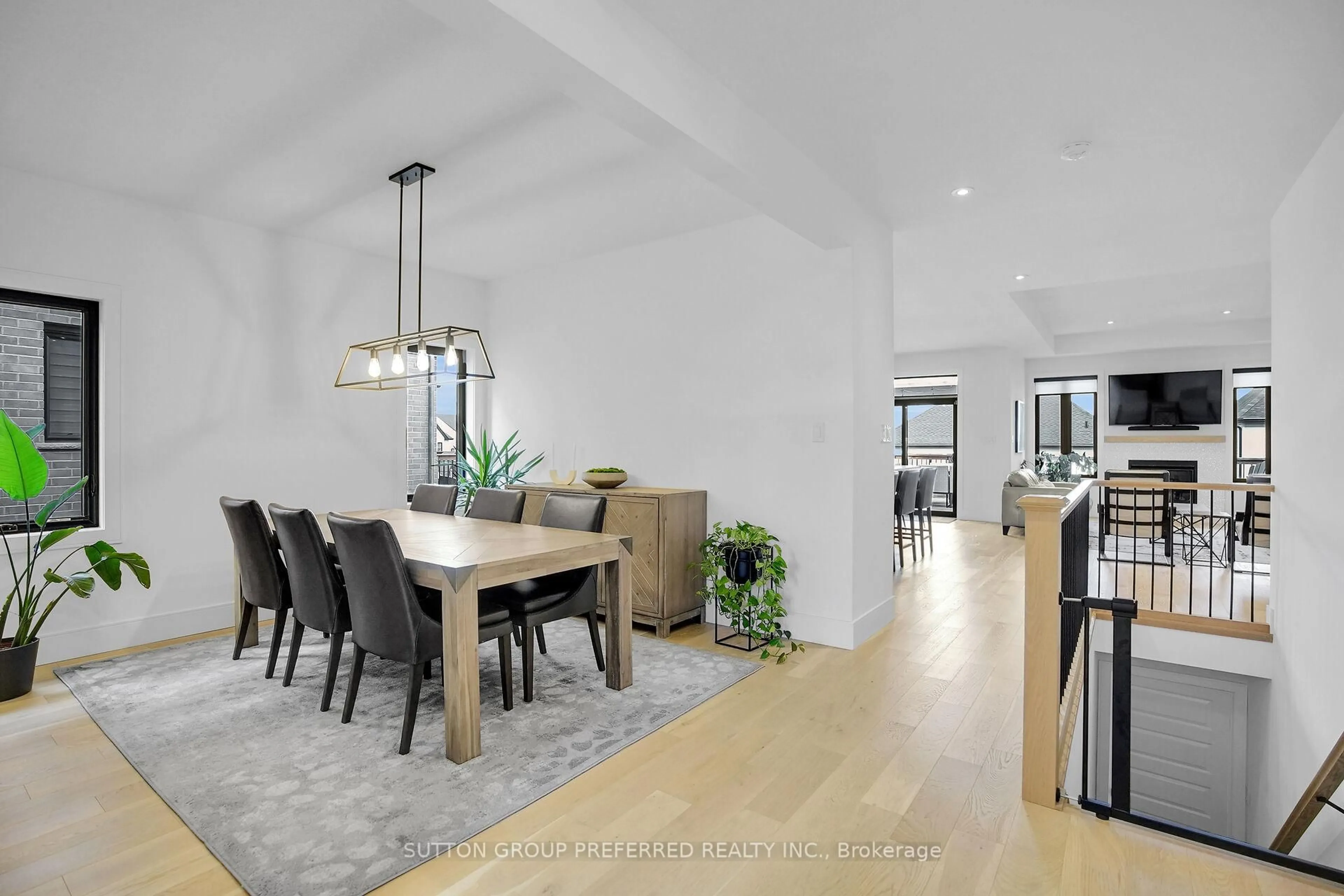 Dining room, unknown for 1928 Trailsway Dr, London South Ontario N6K 0K7