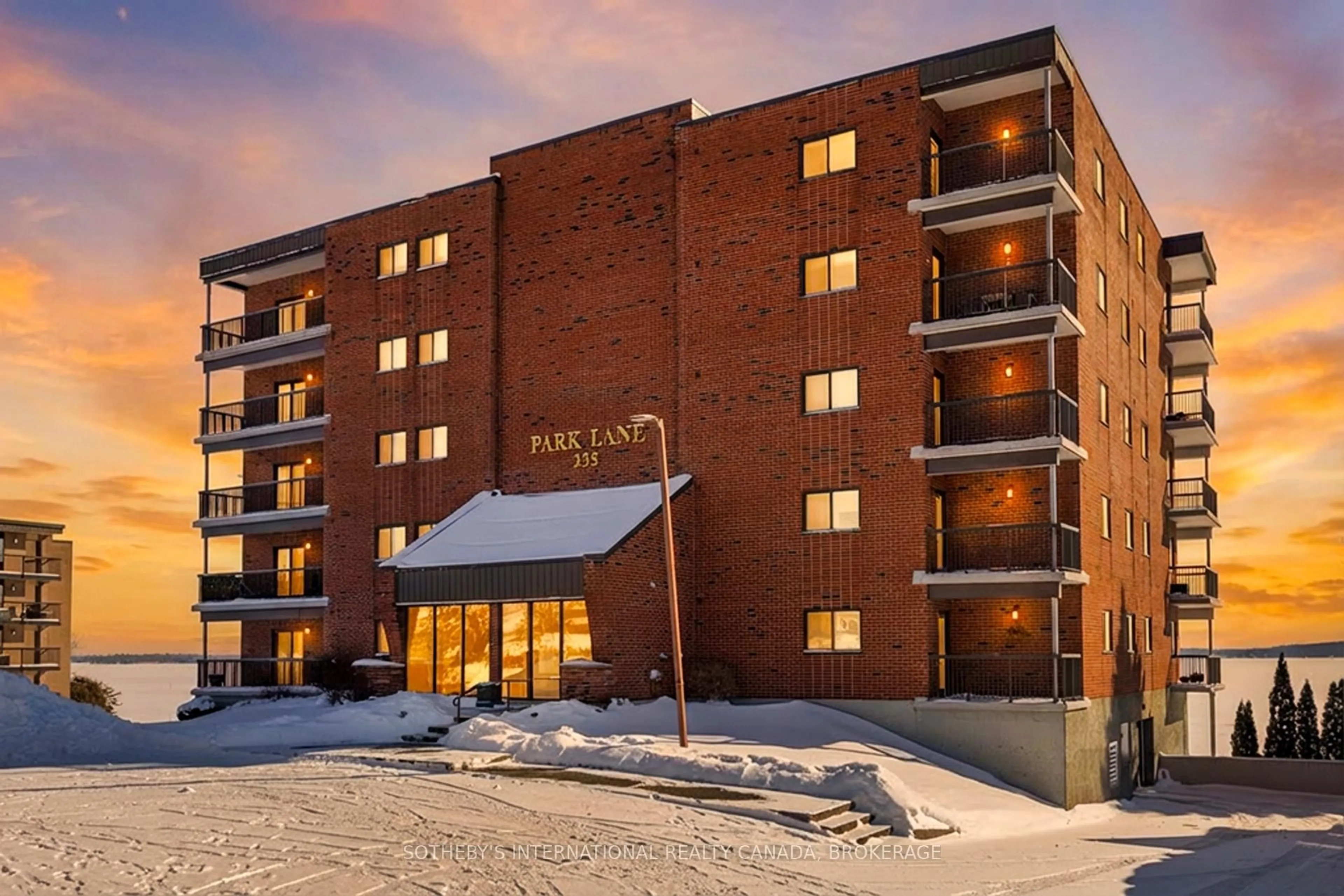 Unknown for 235 South St #302, Gananoque Ontario K7G 1A4