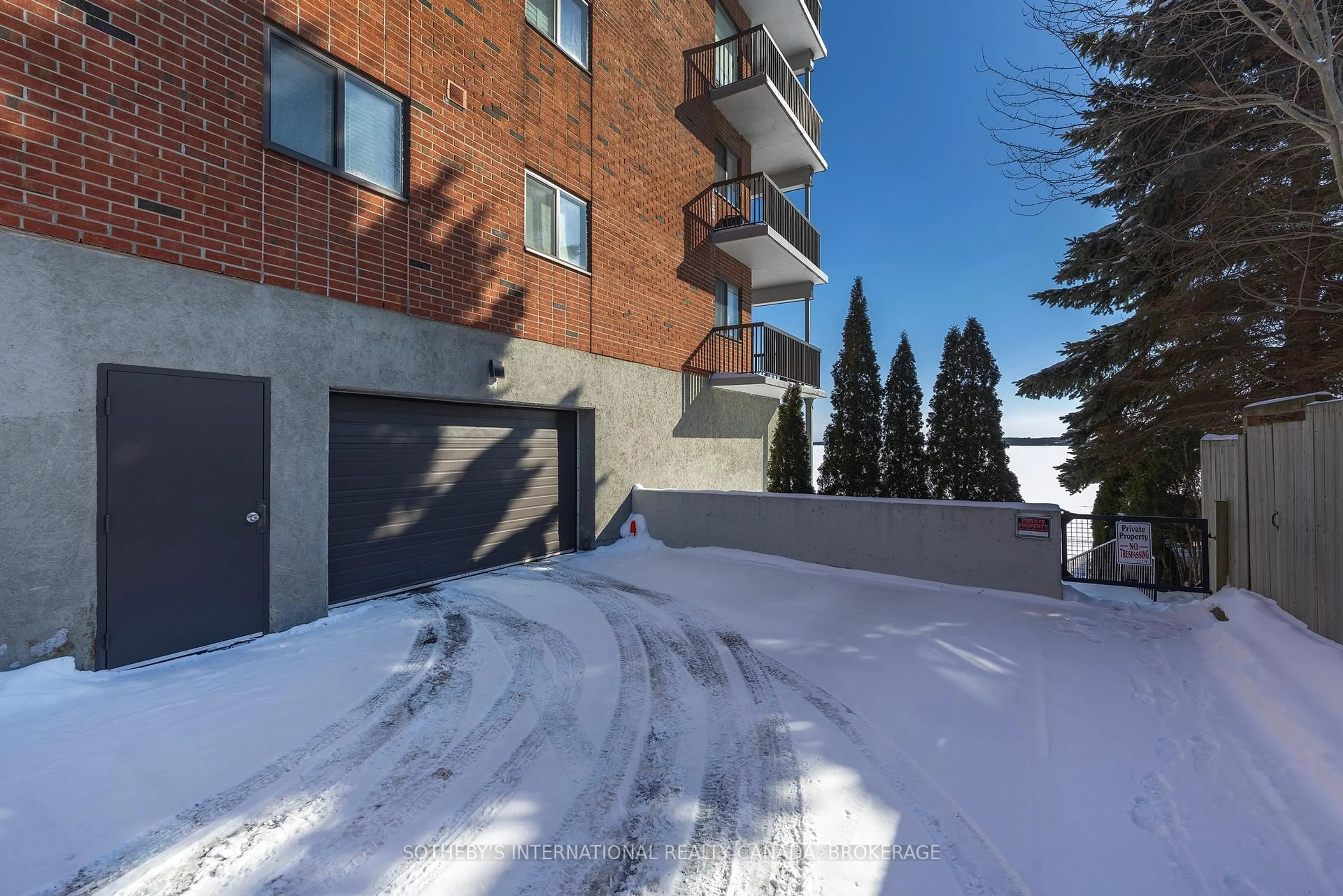 Unknown for 235 South St #302, Gananoque Ontario K7G 1A4