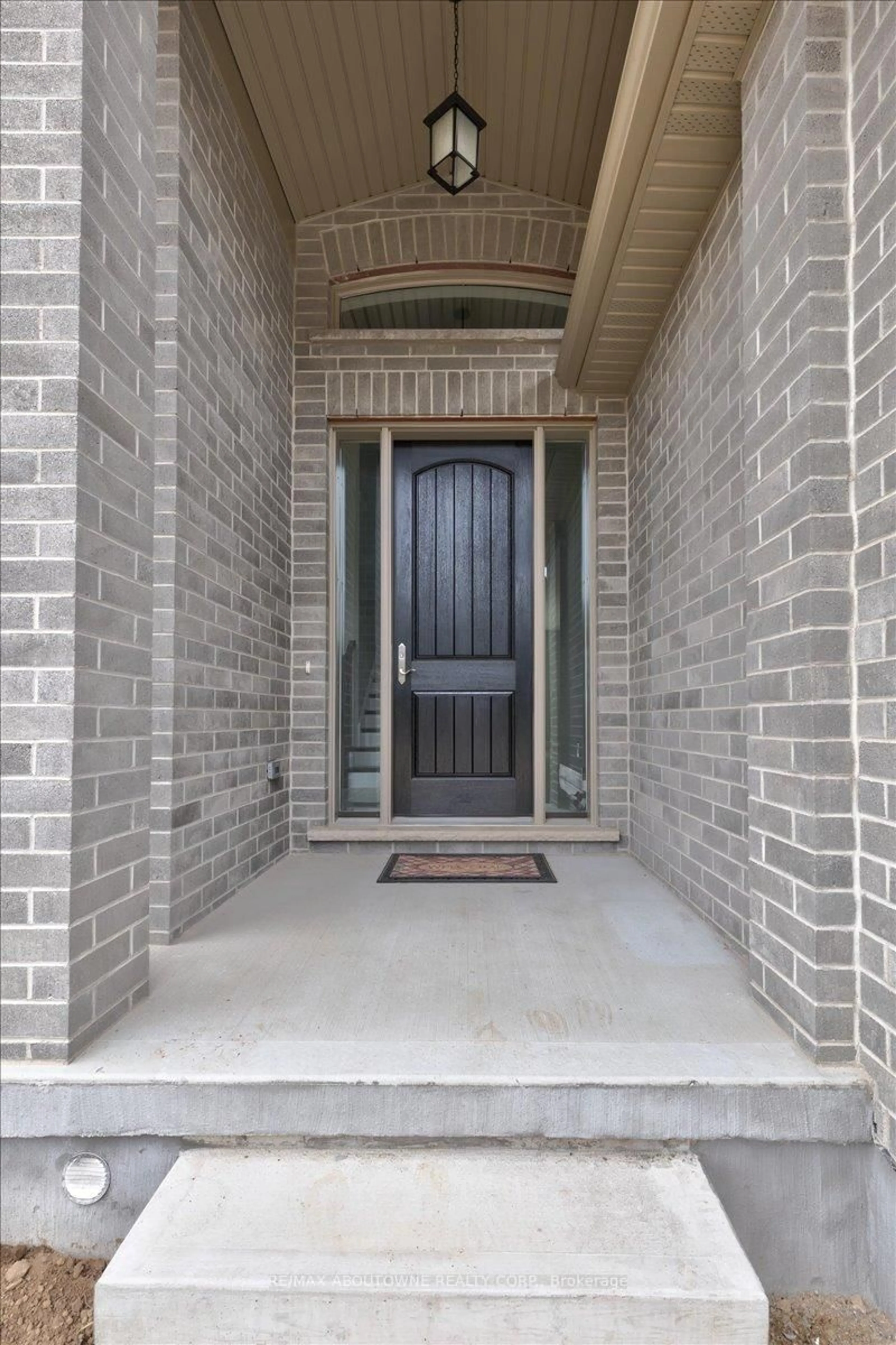 Indoor entryway for 21 Sycamore Dr, Tillsonburg Ontario N4G 5R9
