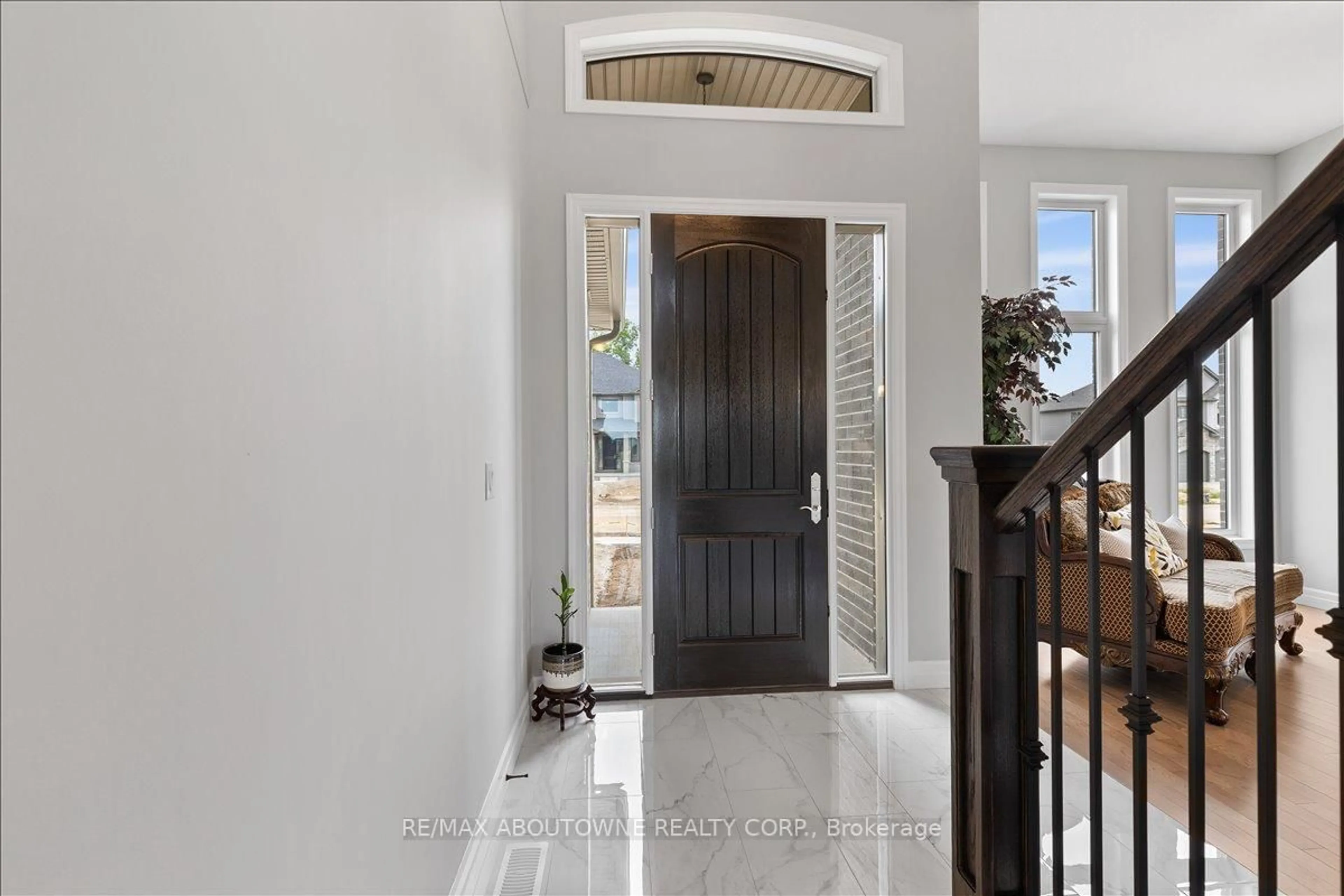 Indoor entryway for 21 Sycamore Dr, Tillsonburg Ontario N4G 5R9