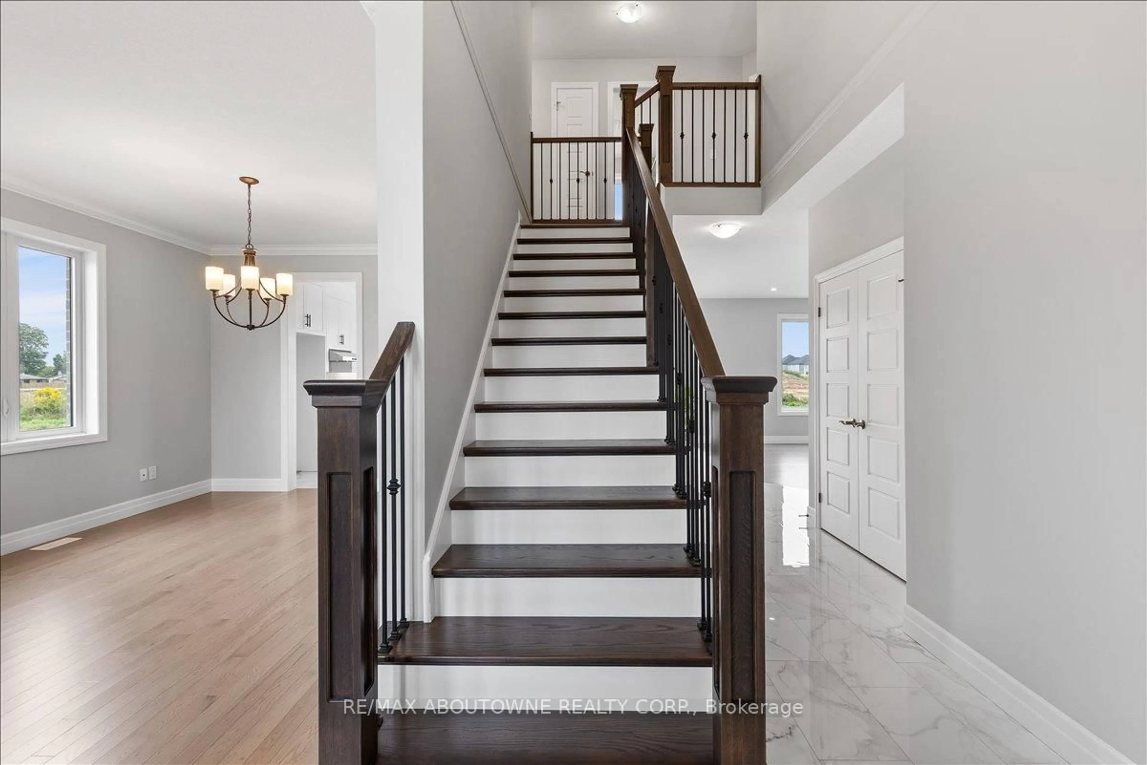 Stairs for 21 Sycamore Dr, Tillsonburg Ontario N4G 5R9