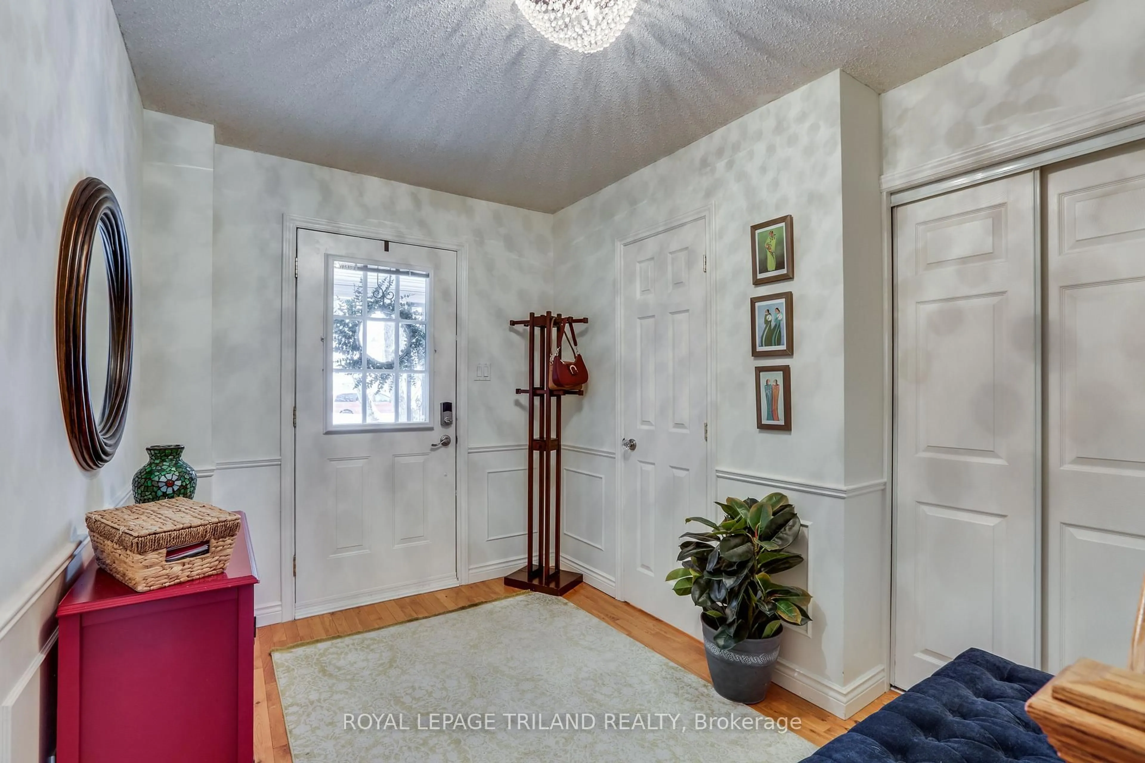 Indoor entryway for 231 Windsor Ave #17, London South Ontario N6C 2A5