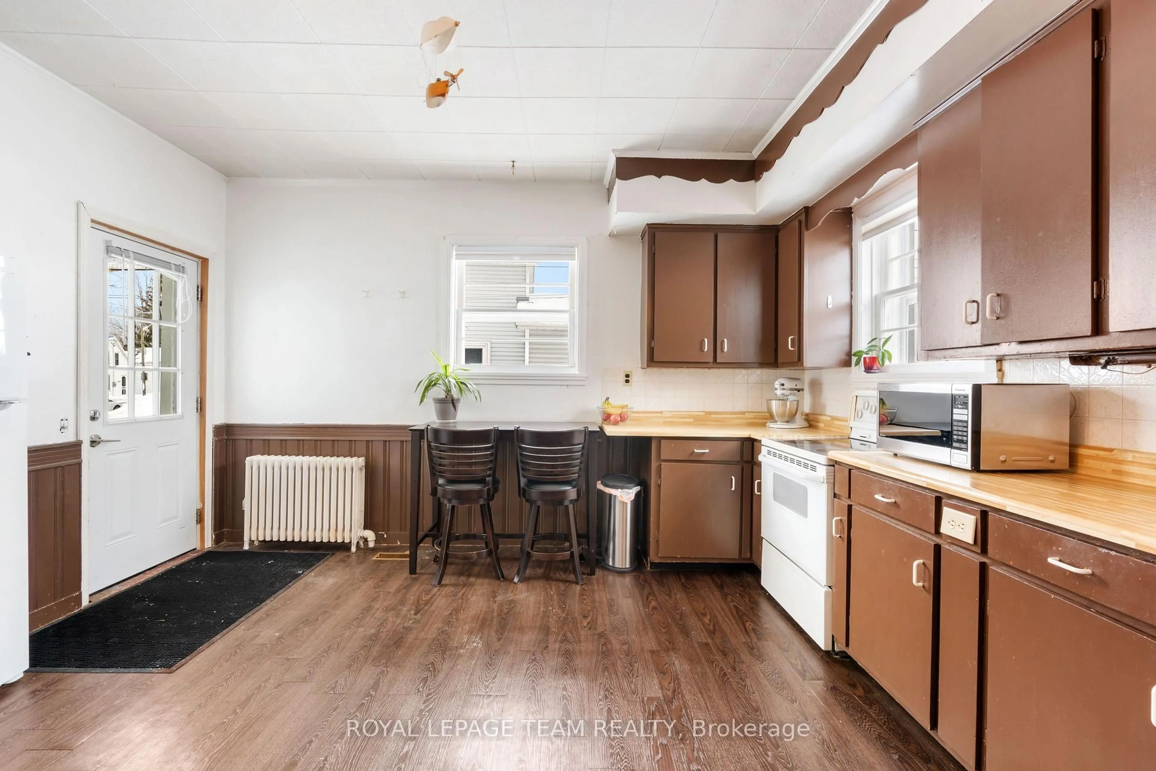 Open concept kitchen, wood/laminate floor for 2154 Dundas St, Edwardsburgh/Cardinal Ontario K0E 1E0
