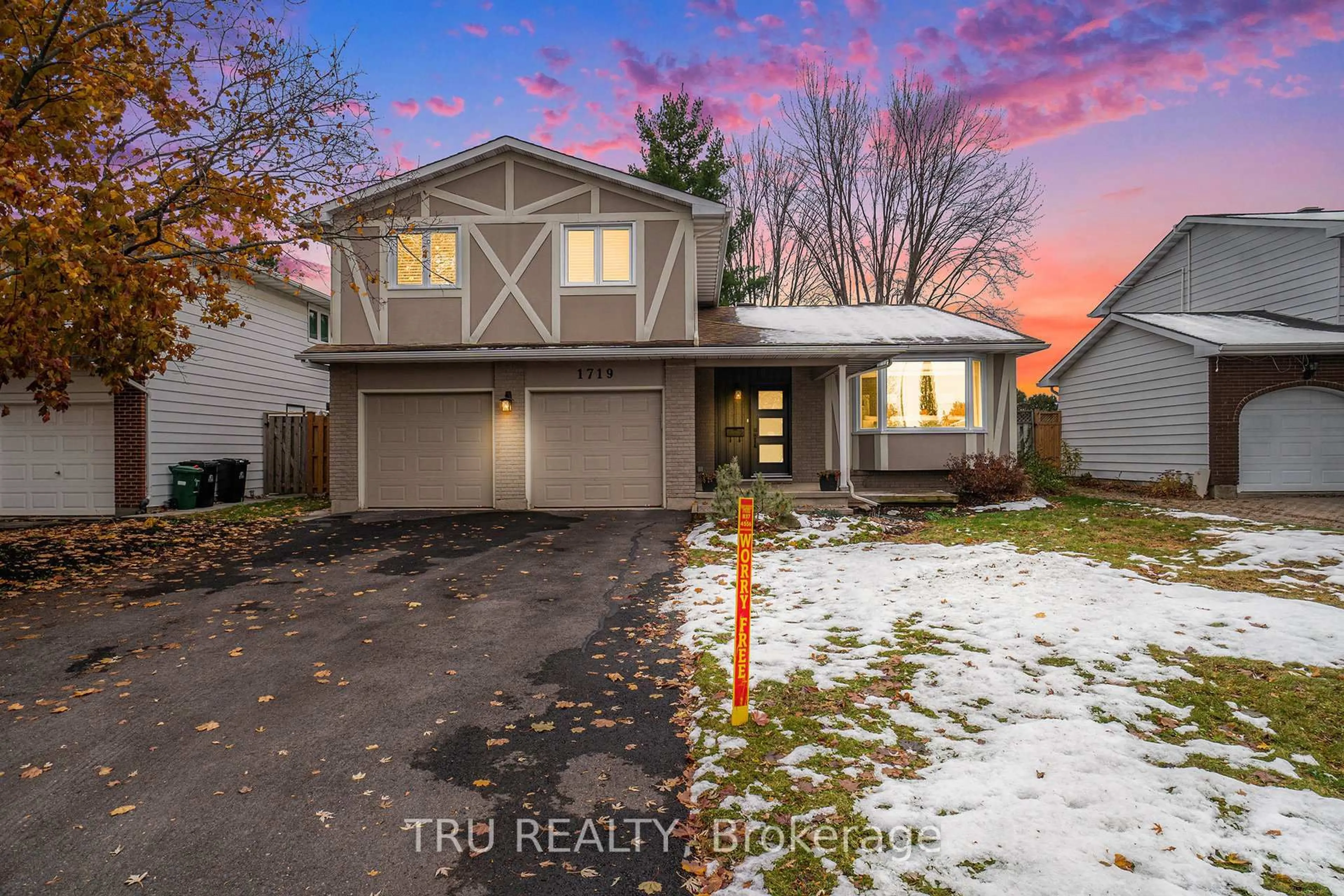 Home with vinyl exterior material, street for 1719 Meadowview Cres, Ottawa Ontario K1C 1T9