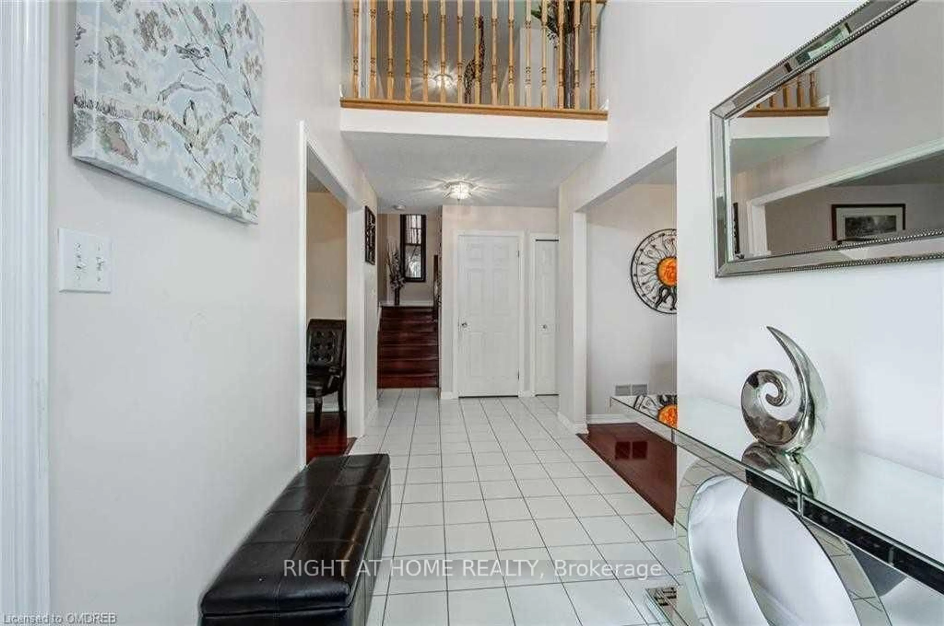 Indoor entryway for 333 Brigade Dr, Hamilton Ontario L9B 2G1