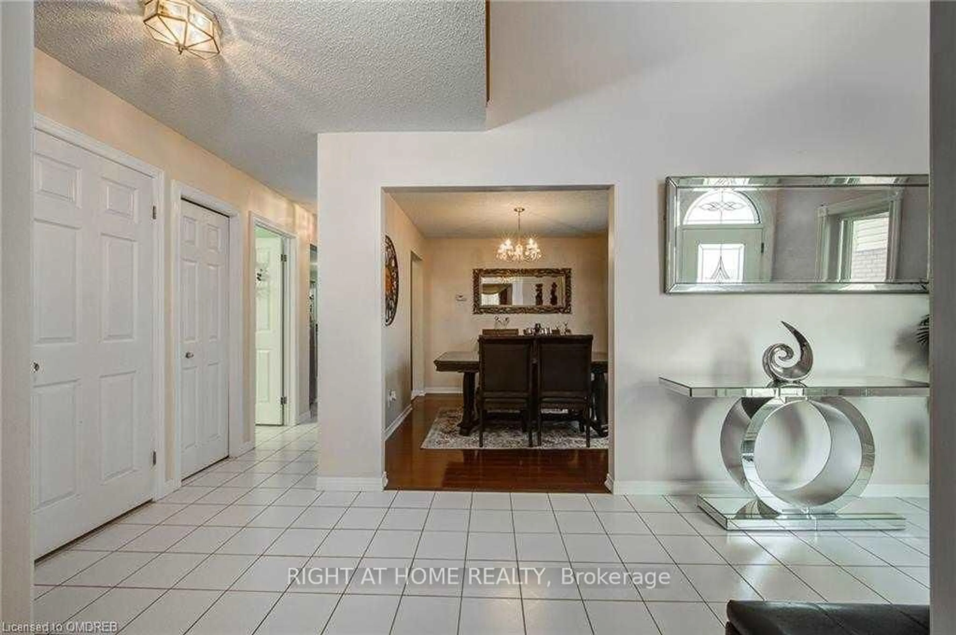 Indoor entryway for 333 Brigade Dr, Hamilton Ontario L9B 2G1