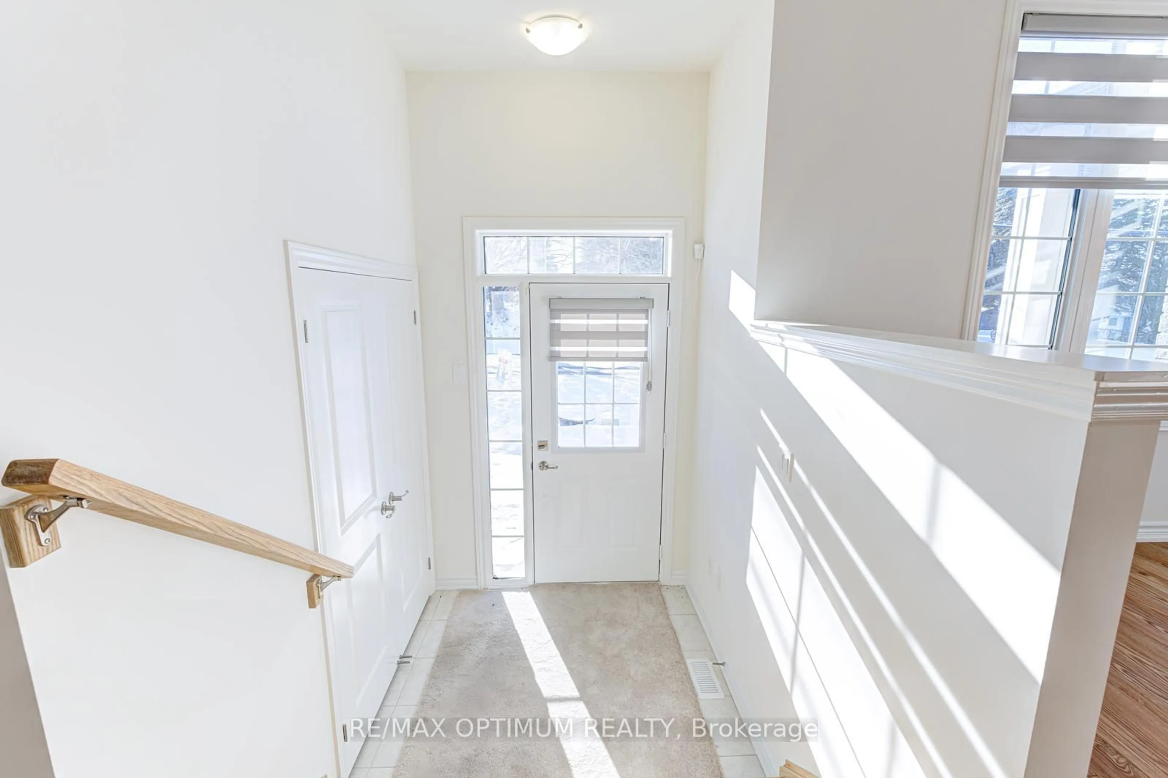 Indoor entryway for 305 Garner Rd #2, Hamilton Ontario L9G 3E6