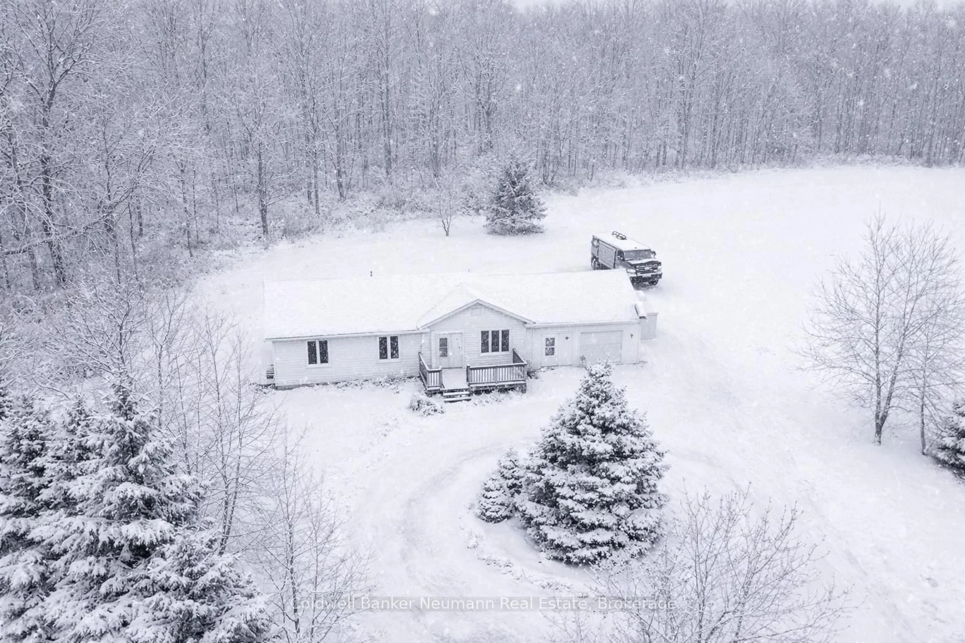 A pic from outside/outdoor area/front of a property/back of a property/a pic from drone, unknown for 2540 Hespeler Rd, Cambridge Ontario N3C 2V3