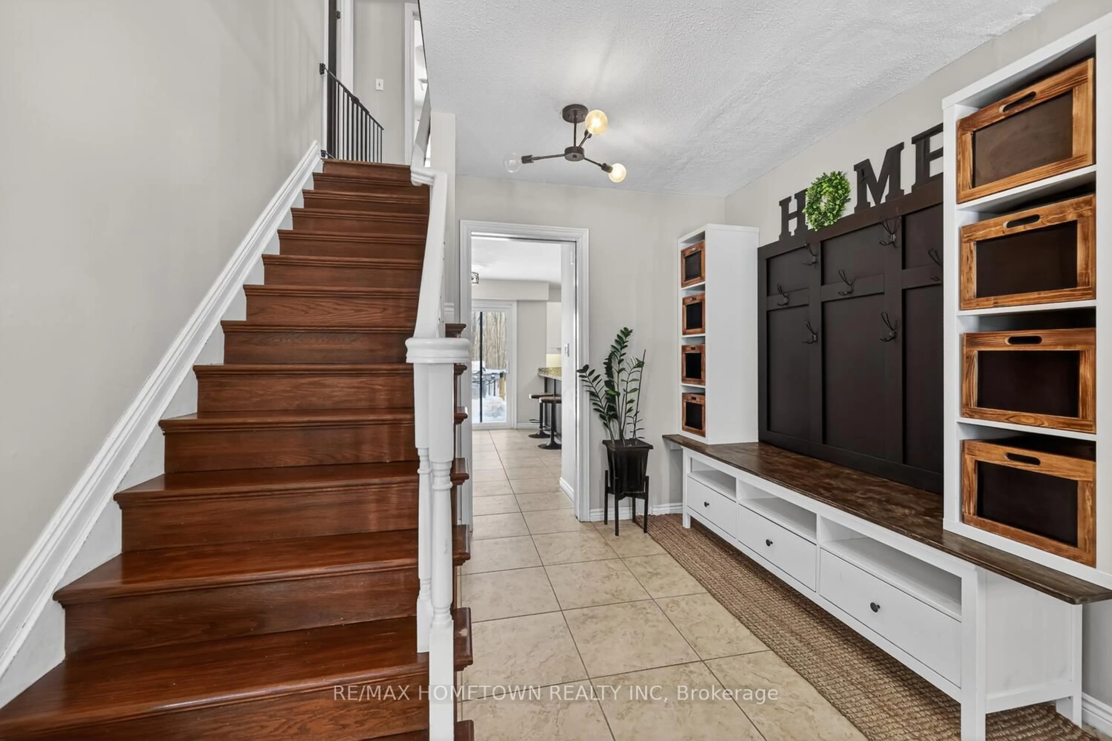 Indoor entryway for 5475 Dejong Rd, Augusta Ontario K6V 5T2