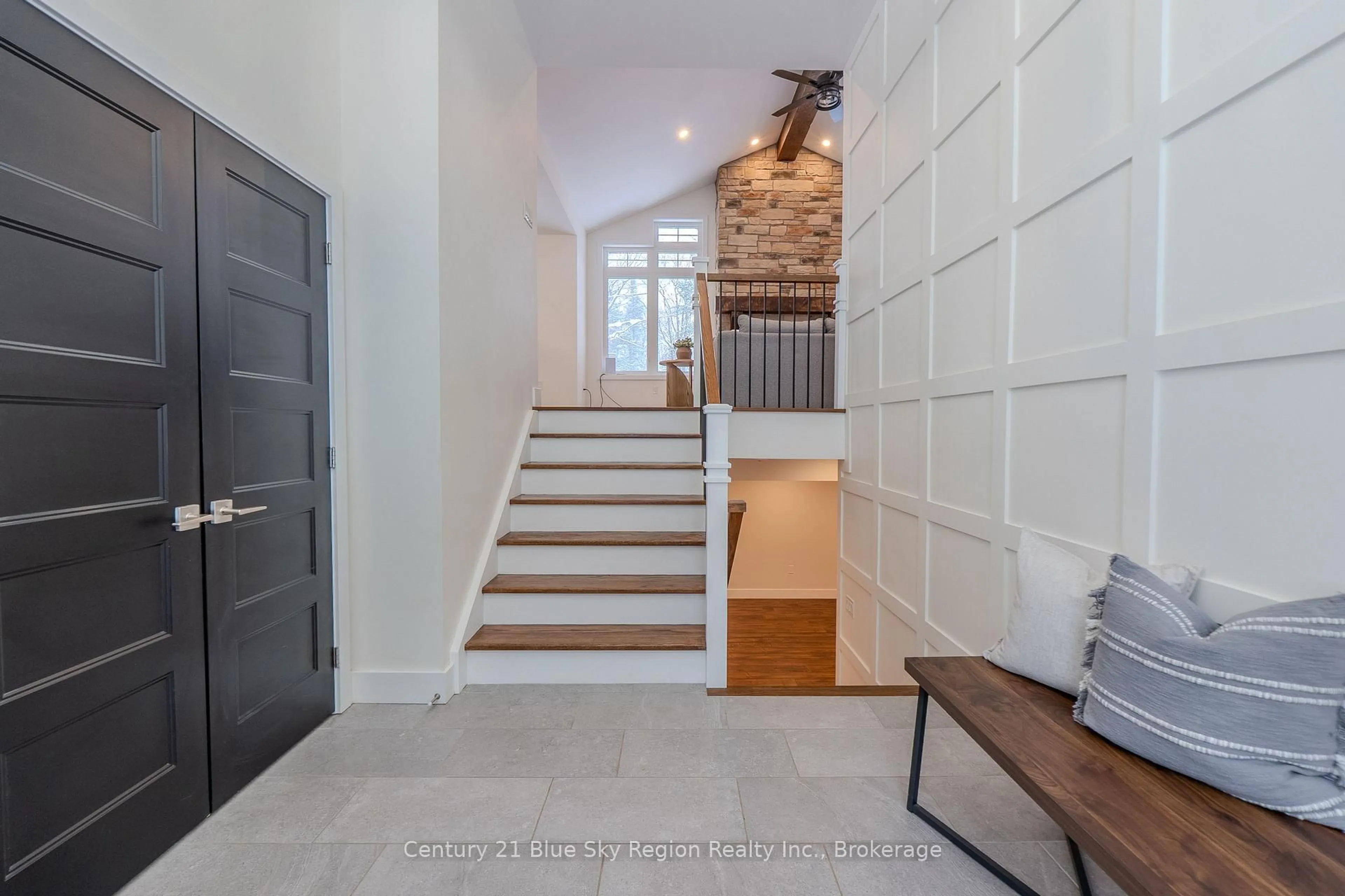 Indoor entryway for 81 Oakridge Dr, East Ferris Ontario P0H 1K0