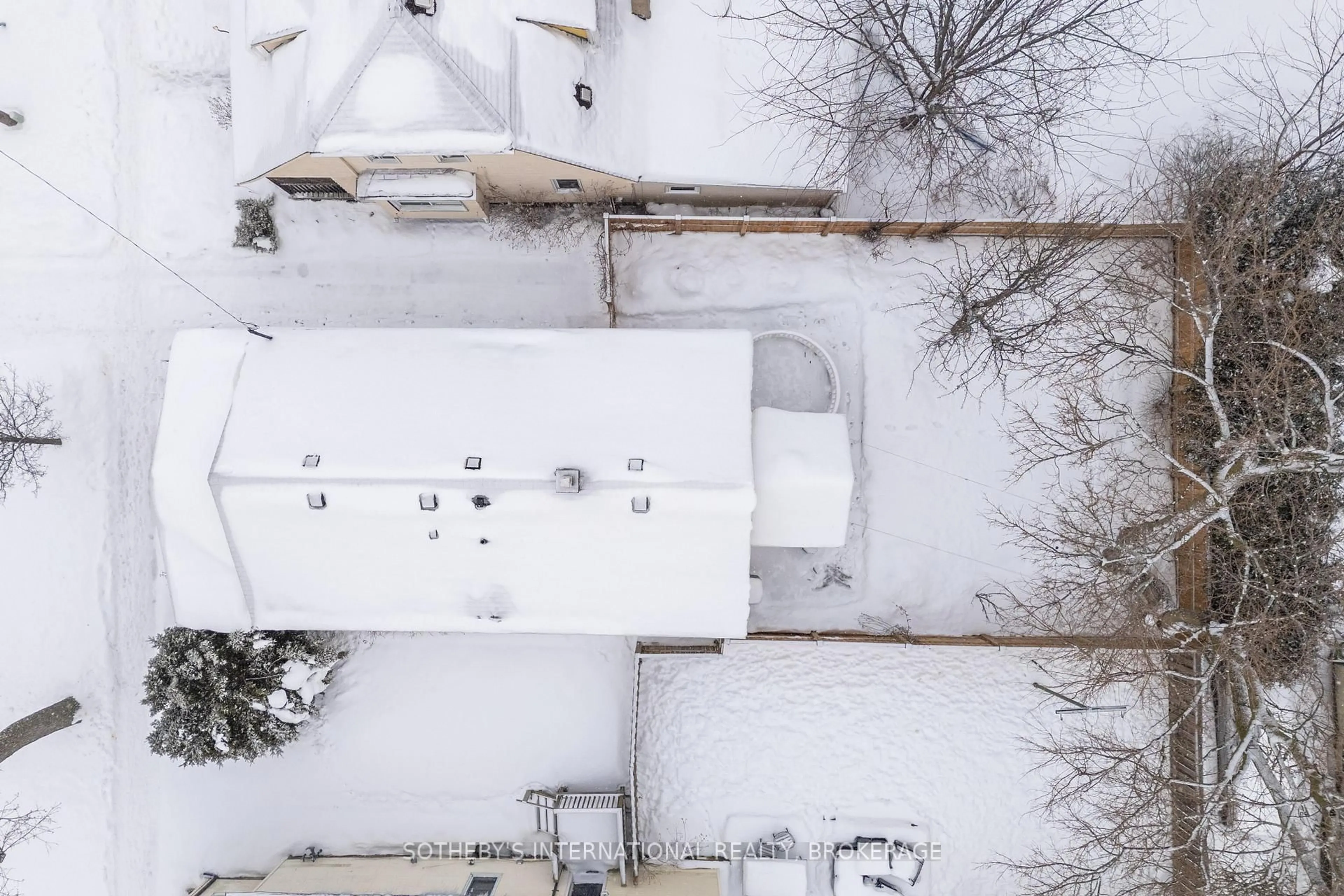 A pic from outside/outdoor area/front of a property/back of a property/a pic from drone, building for 18 Dexter St, St. Catharines Ontario L2S 2L6