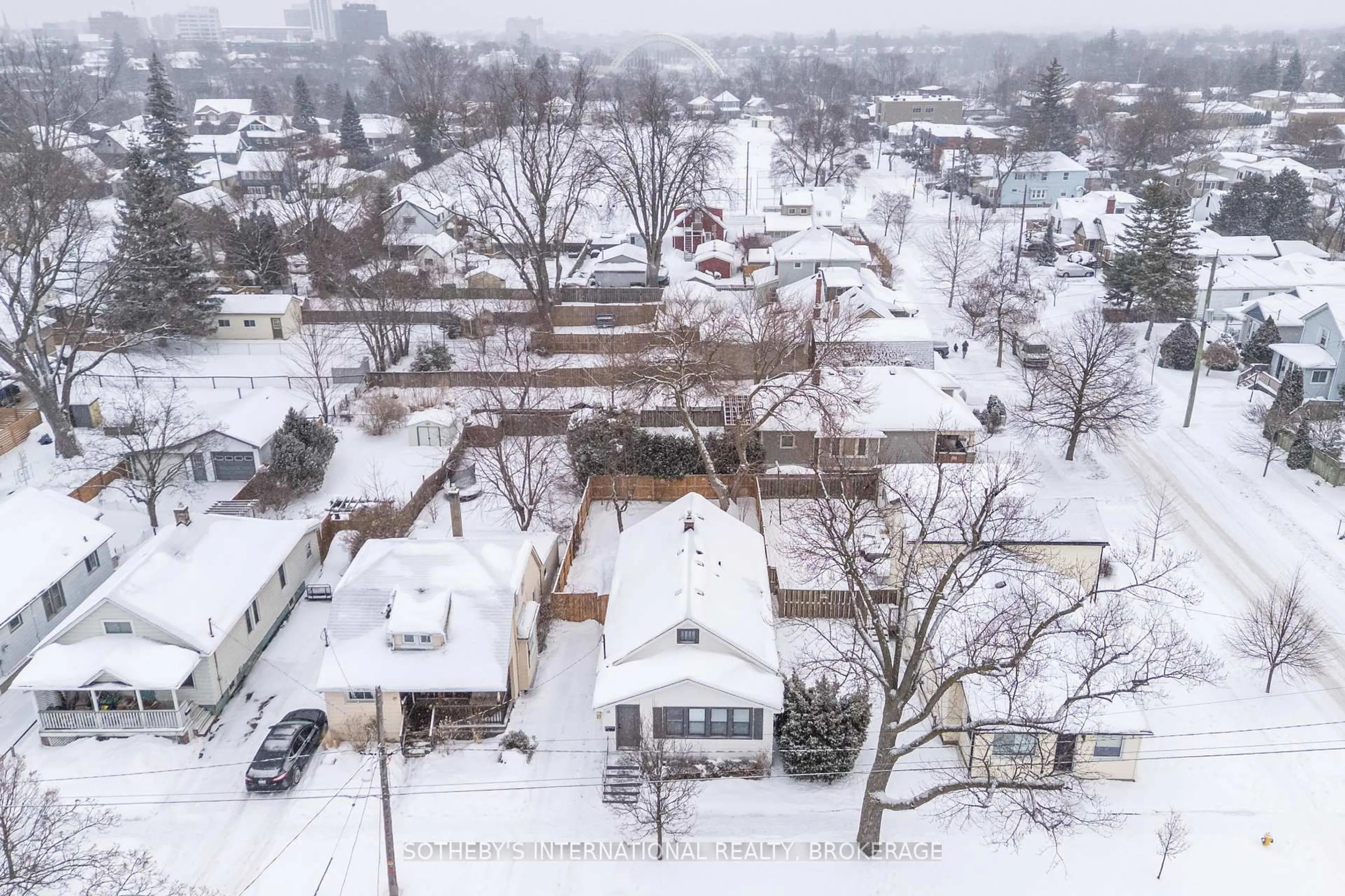 A pic from outside/outdoor area/front of a property/back of a property/a pic from drone, street for 18 Dexter St, St. Catharines Ontario L2S 2L6