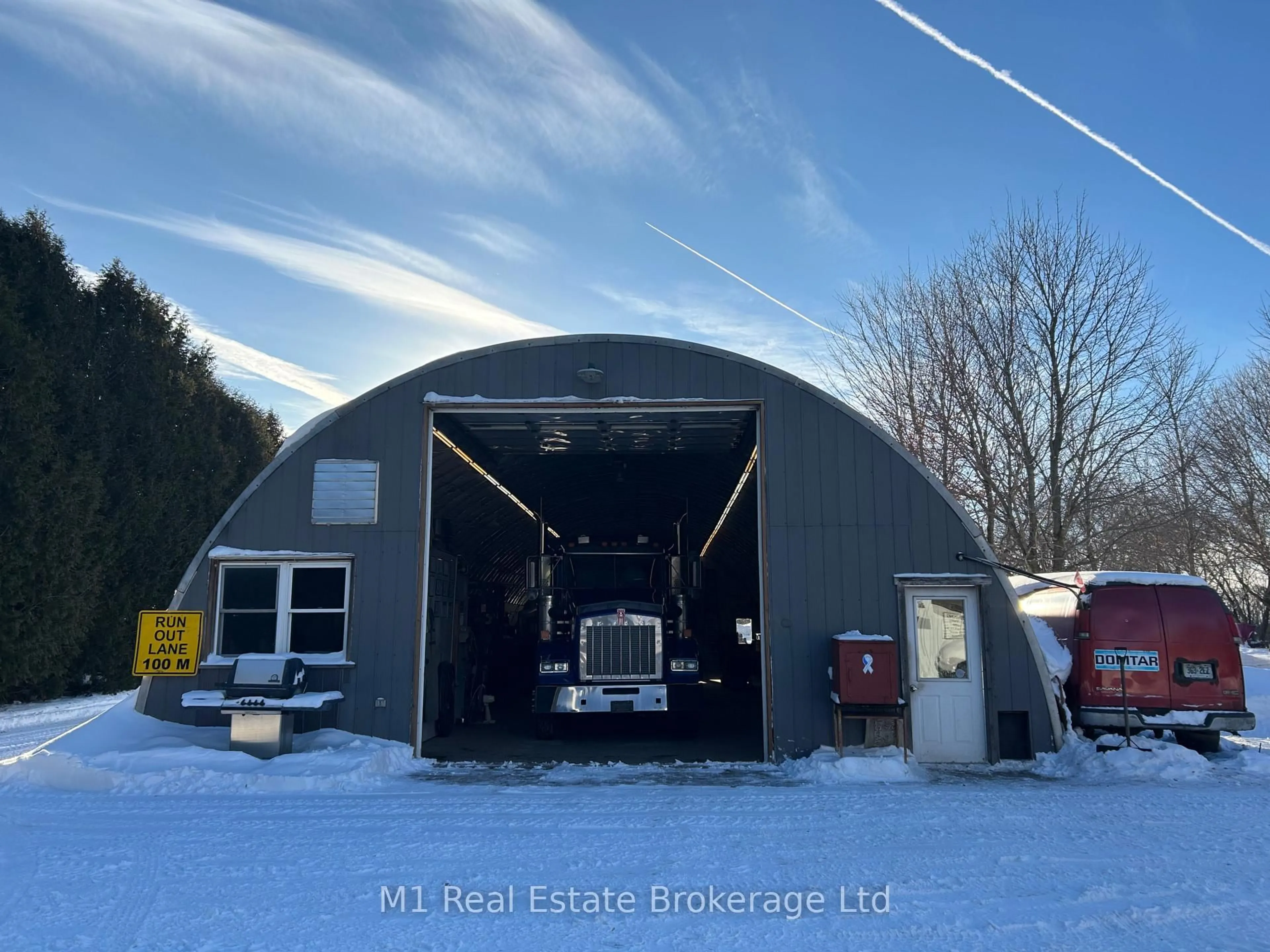 Indoor garage for 667 Sawmill Rd, Woolwich Ontario N2J 4G8