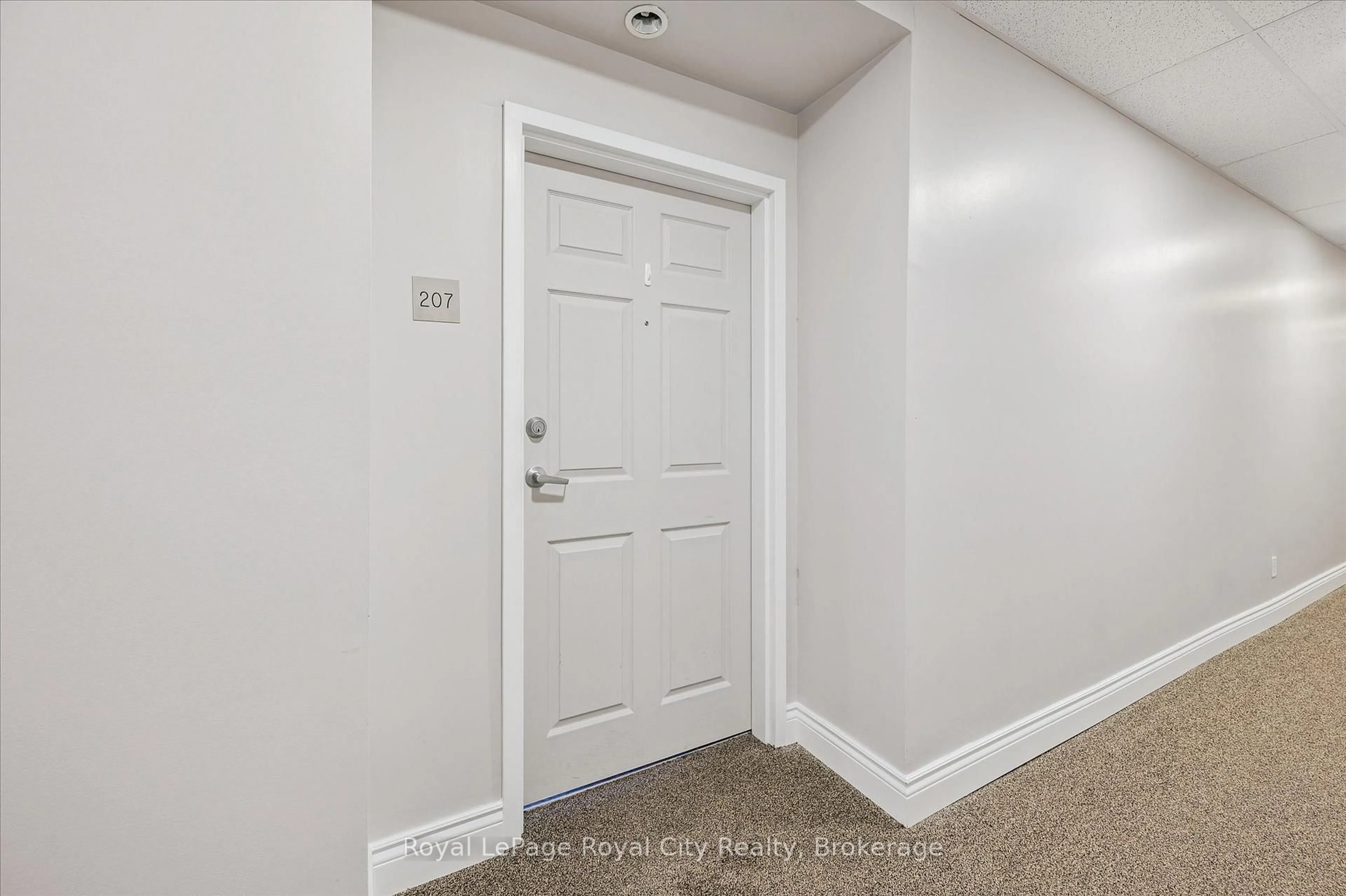 Indoor entryway for 2 Colonial Dr #207, Guelph Ontario N1L 0K8