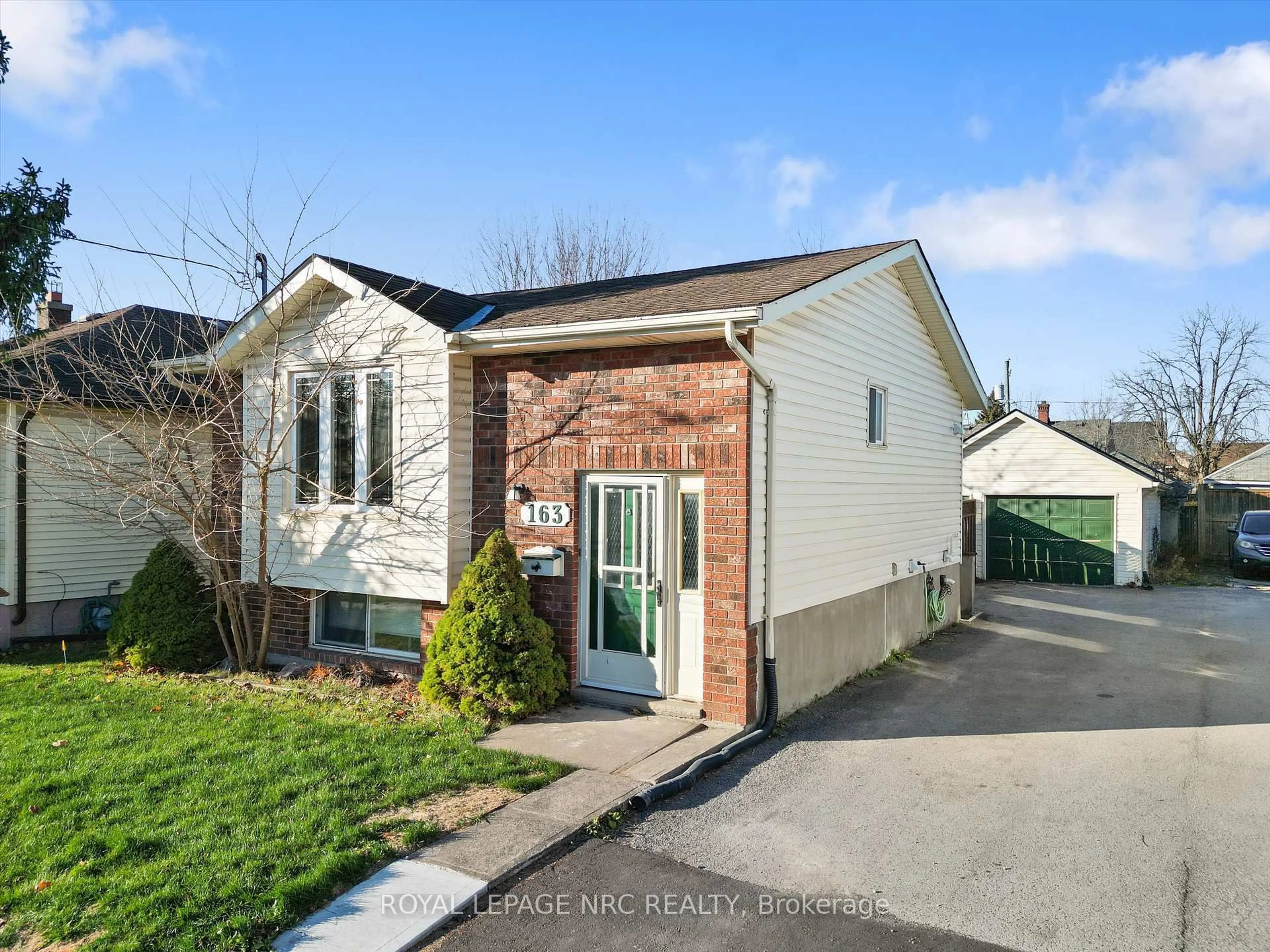 A pic from outside/outdoor area/front of a property/back of a property/a pic from drone, street for 163 Pine St, Thorold Ontario L2V 3M5