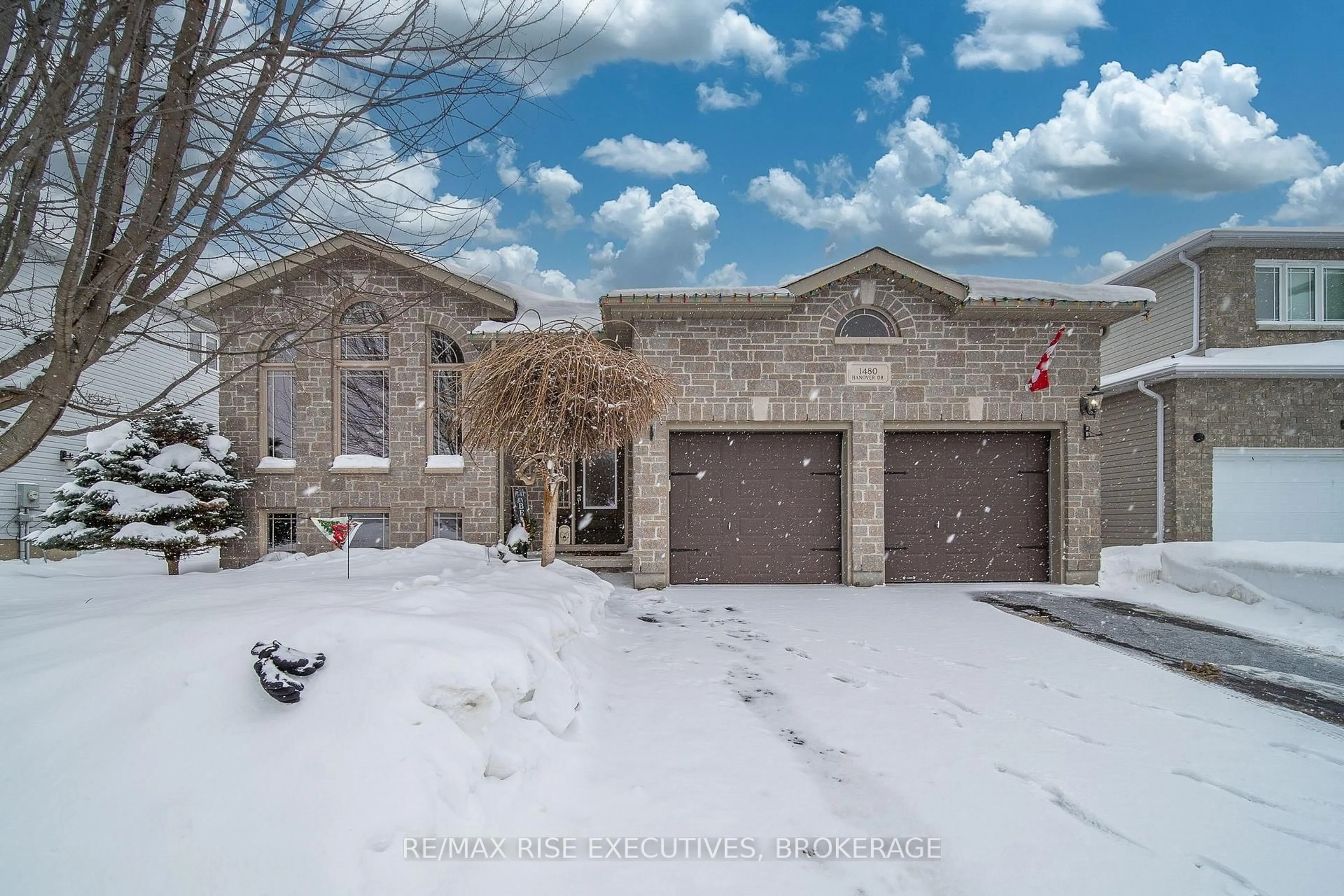 A pic from outside/outdoor area/front of a property/back of a property/a pic from drone, street for 1480 Hanover Dr, Kingston Ontario K7P 0B9