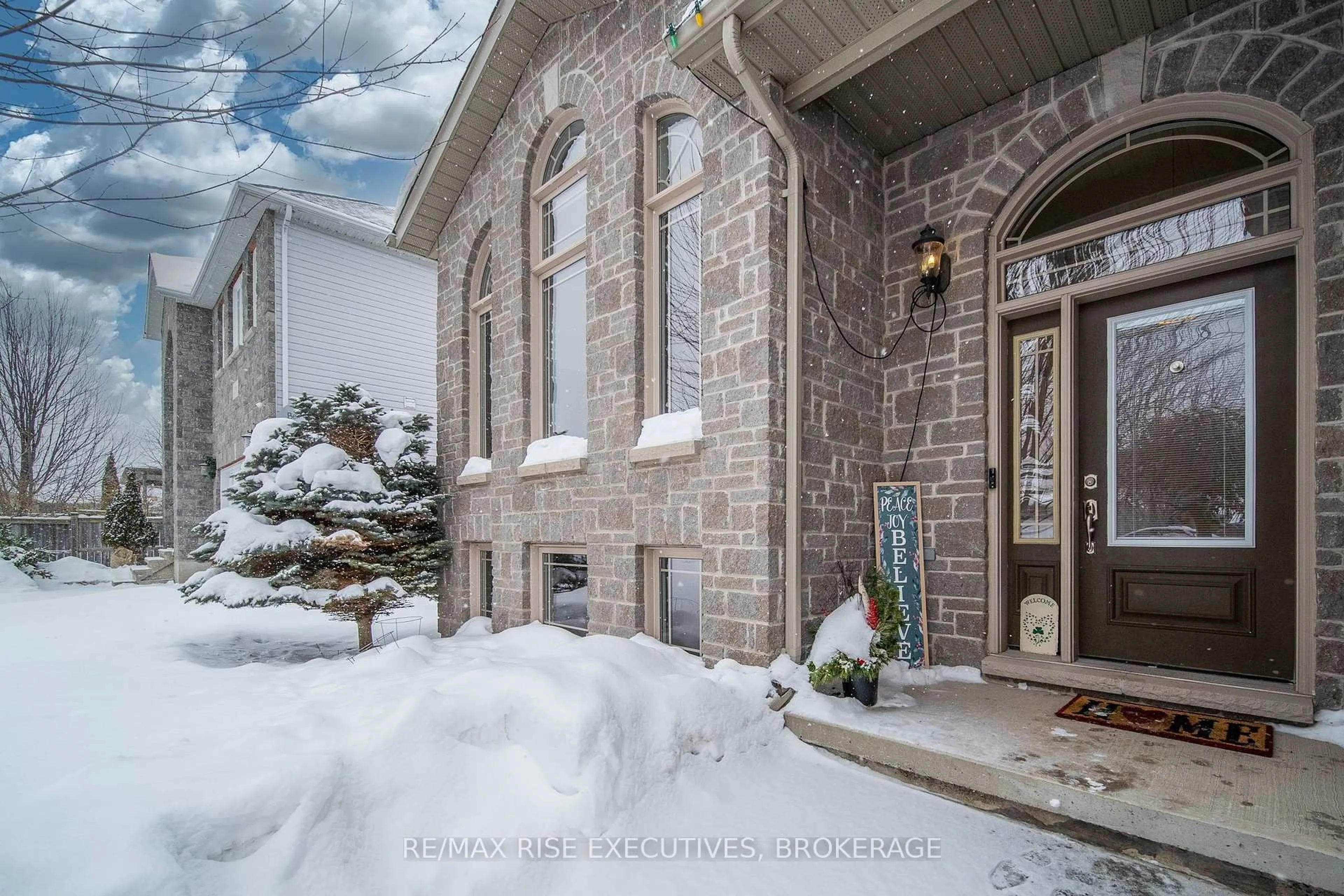 Indoor entryway for 1480 Hanover Dr, Kingston Ontario K7P 0B9