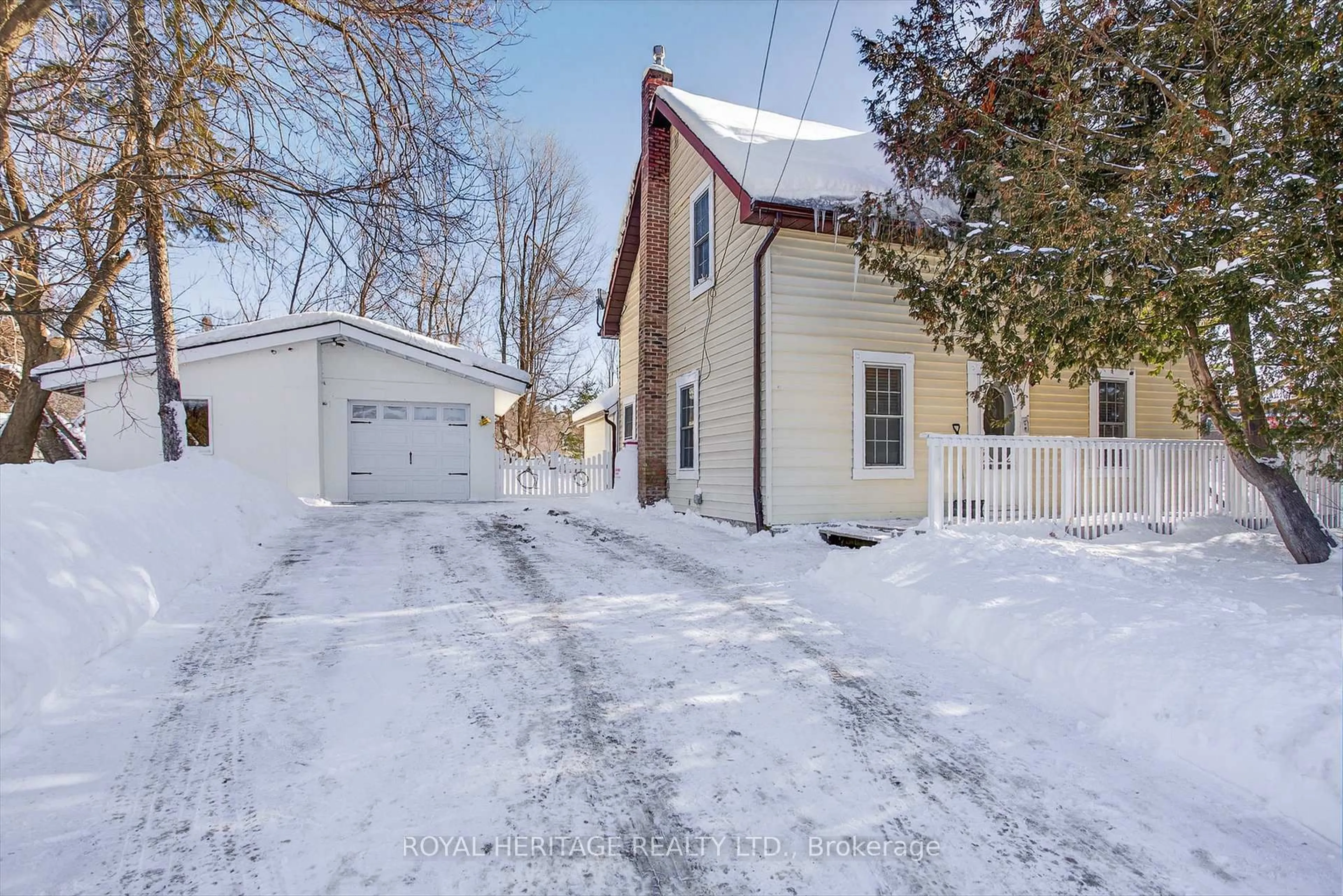 A pic from outside/outdoor area/front of a property/back of a property/a pic from drone, street for 3472 Monck Rd, Kawartha Lakes Ontario L3V 6H6