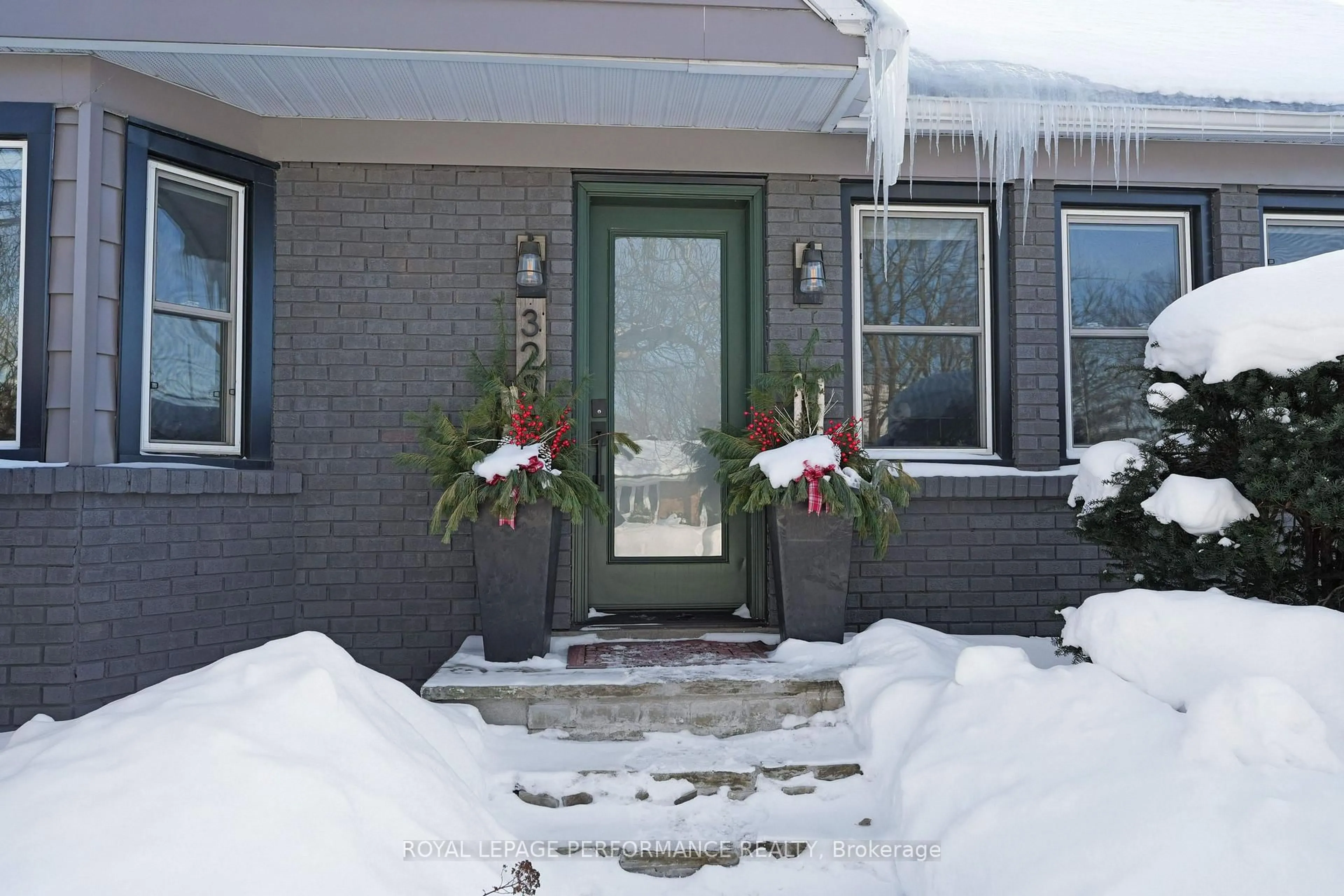 Indoor entryway for 328 Pleasant Park Rd, Ottawa Ontario K1H 5M8