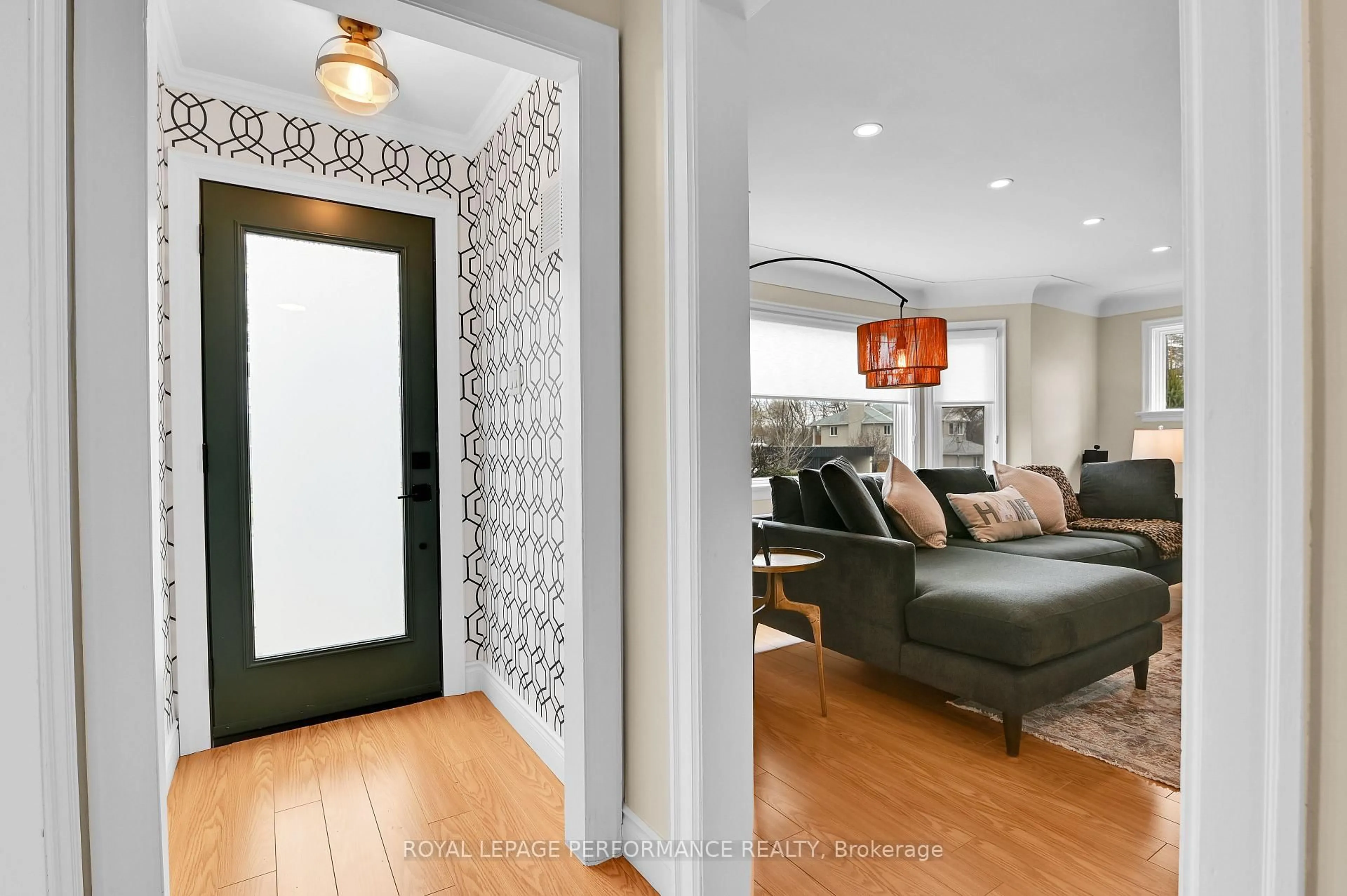 Indoor entryway for 328 Pleasant Park Rd, Ottawa Ontario K1H 5M8