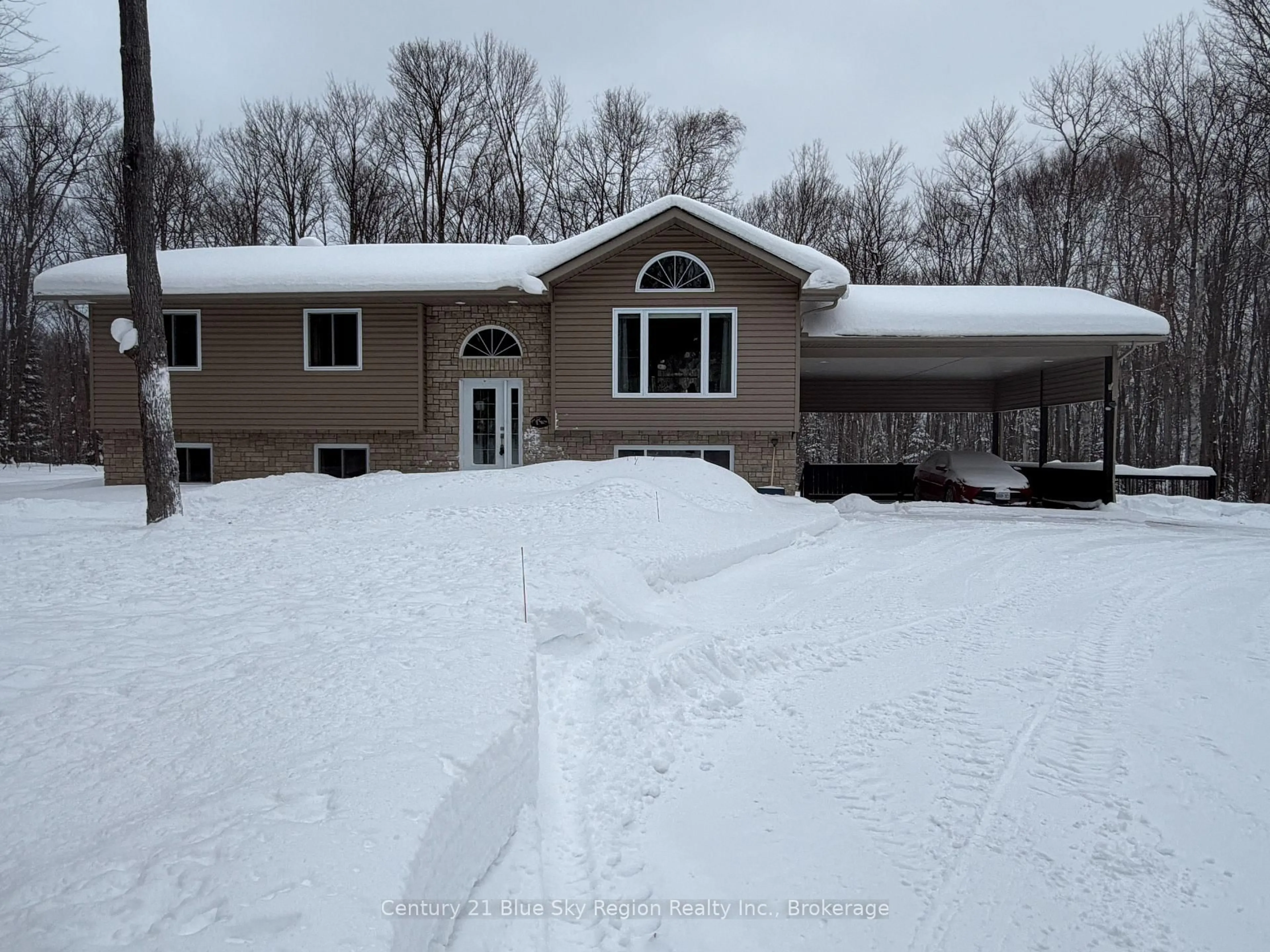 Home with vinyl exterior material, unknown for 176 SKI HILL Rd, Powassan Ontario P0H 1Z0