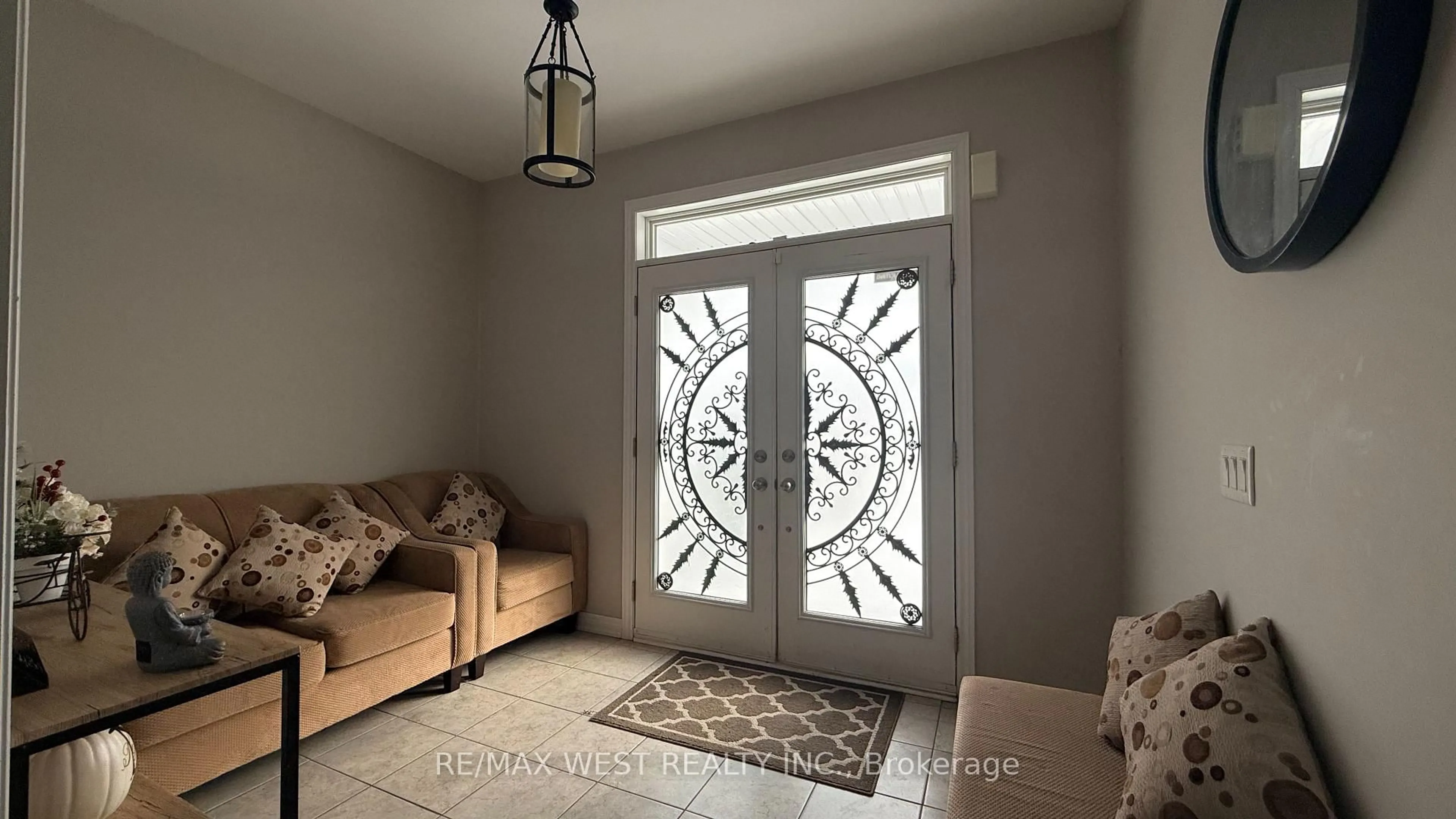 Indoor entryway for 124 Johnson Dr, Shelburne Ontario L9V 3V9