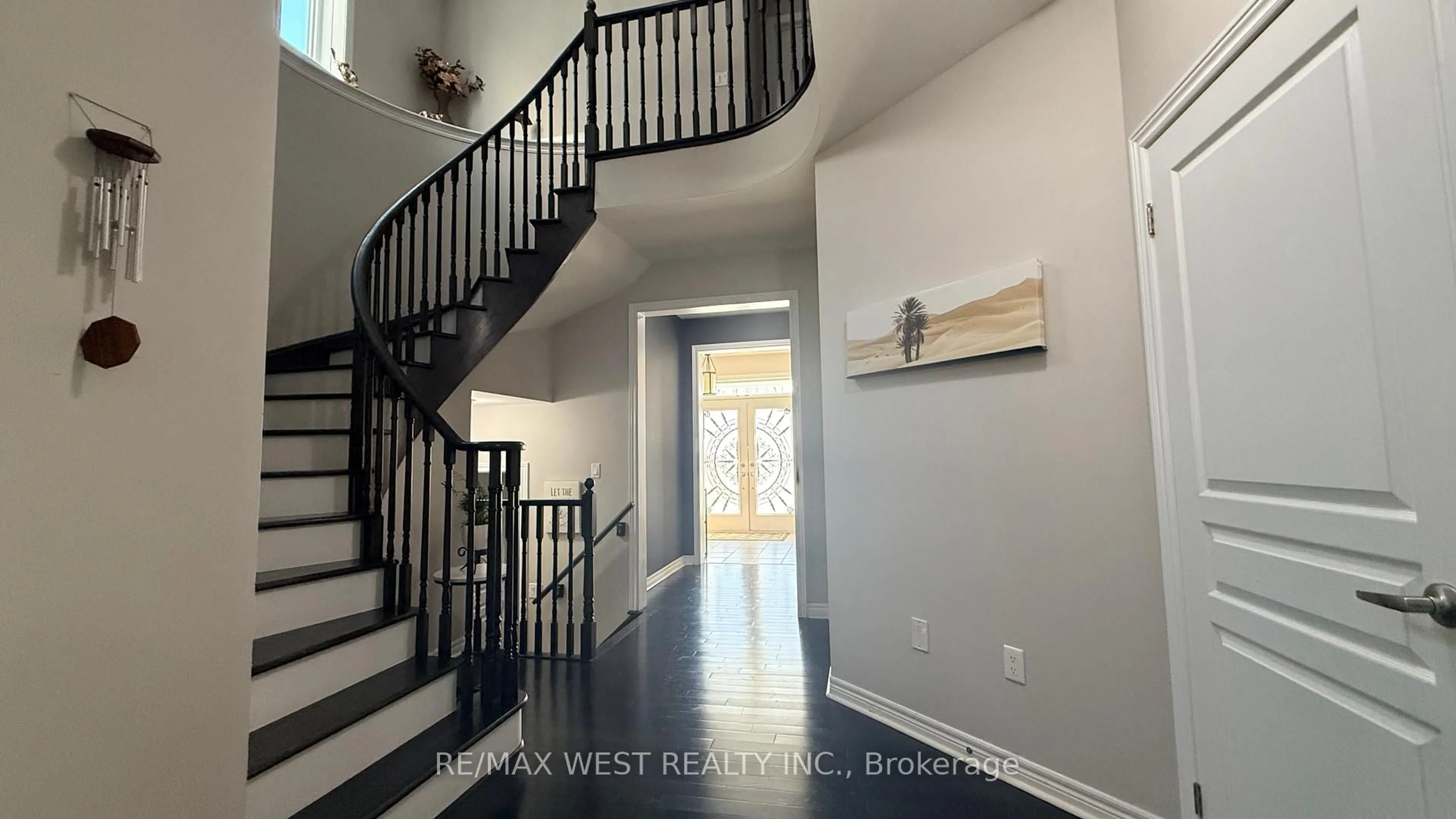 Indoor entryway for 124 Johnson Dr, Shelburne Ontario L9V 3V9