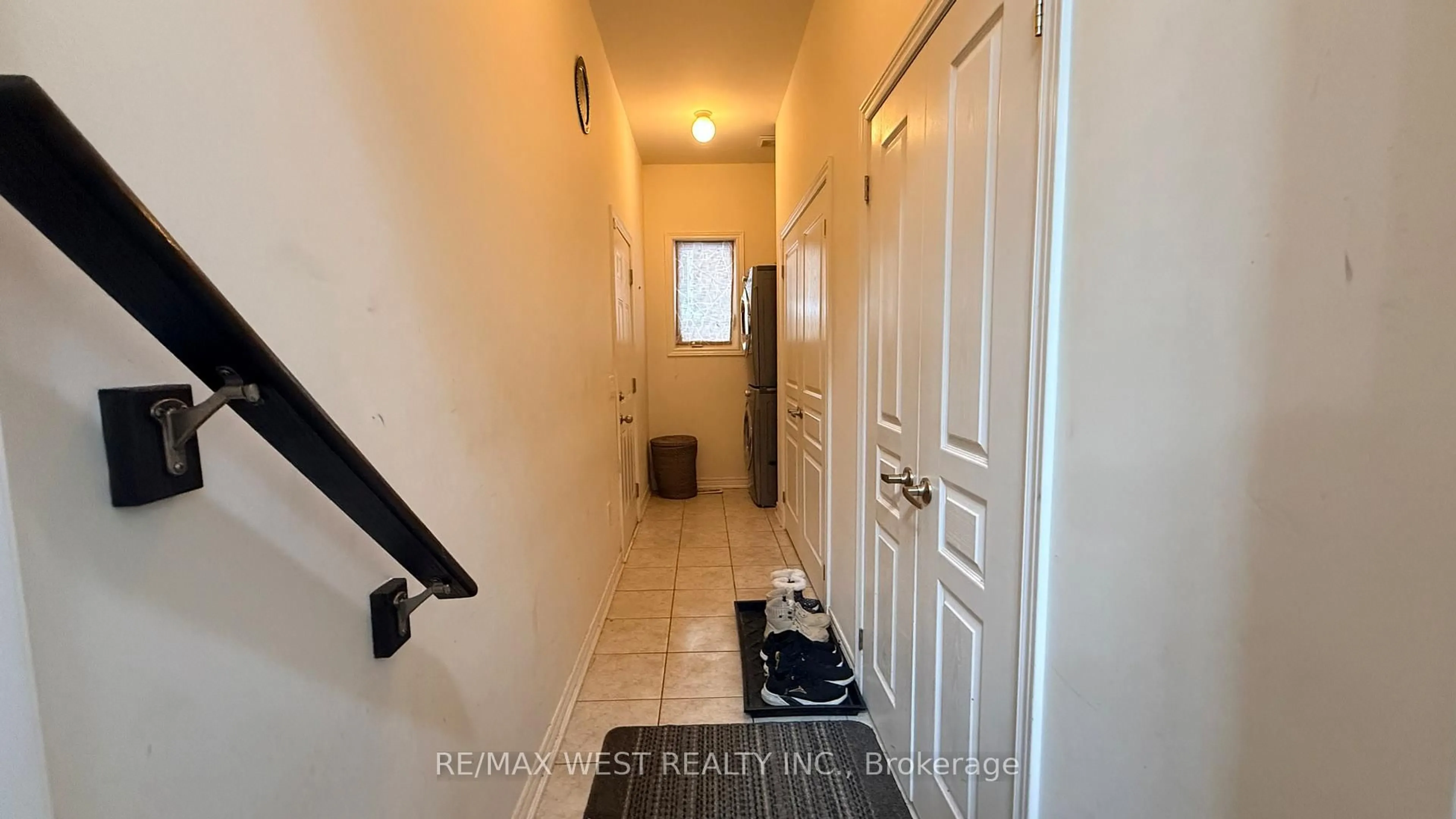 Indoor entryway for 124 Johnson Dr, Shelburne Ontario L9V 3V9