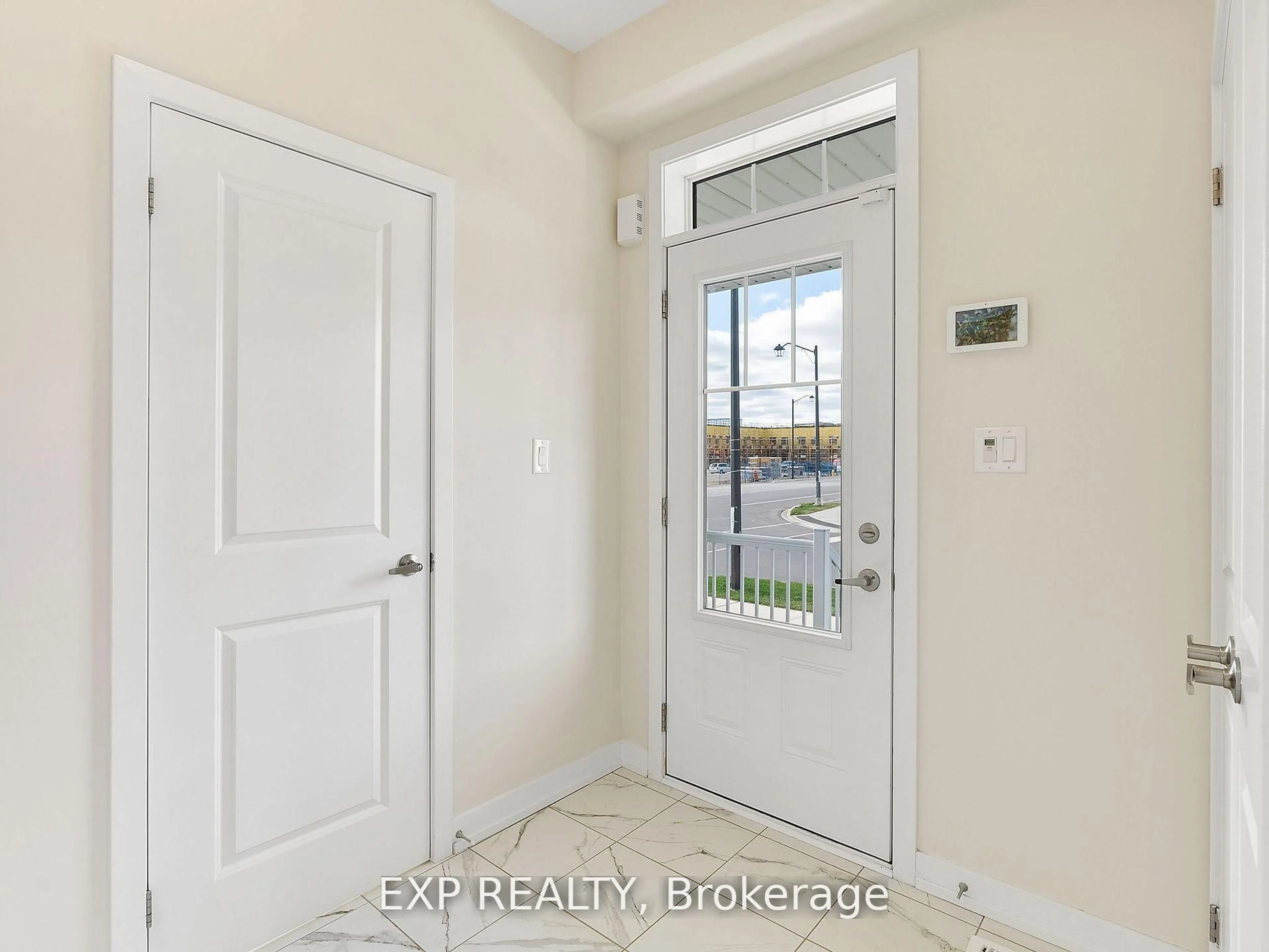 Indoor entryway for 170 Whithorn Cres, Haldimand Ontario N3W 0G7