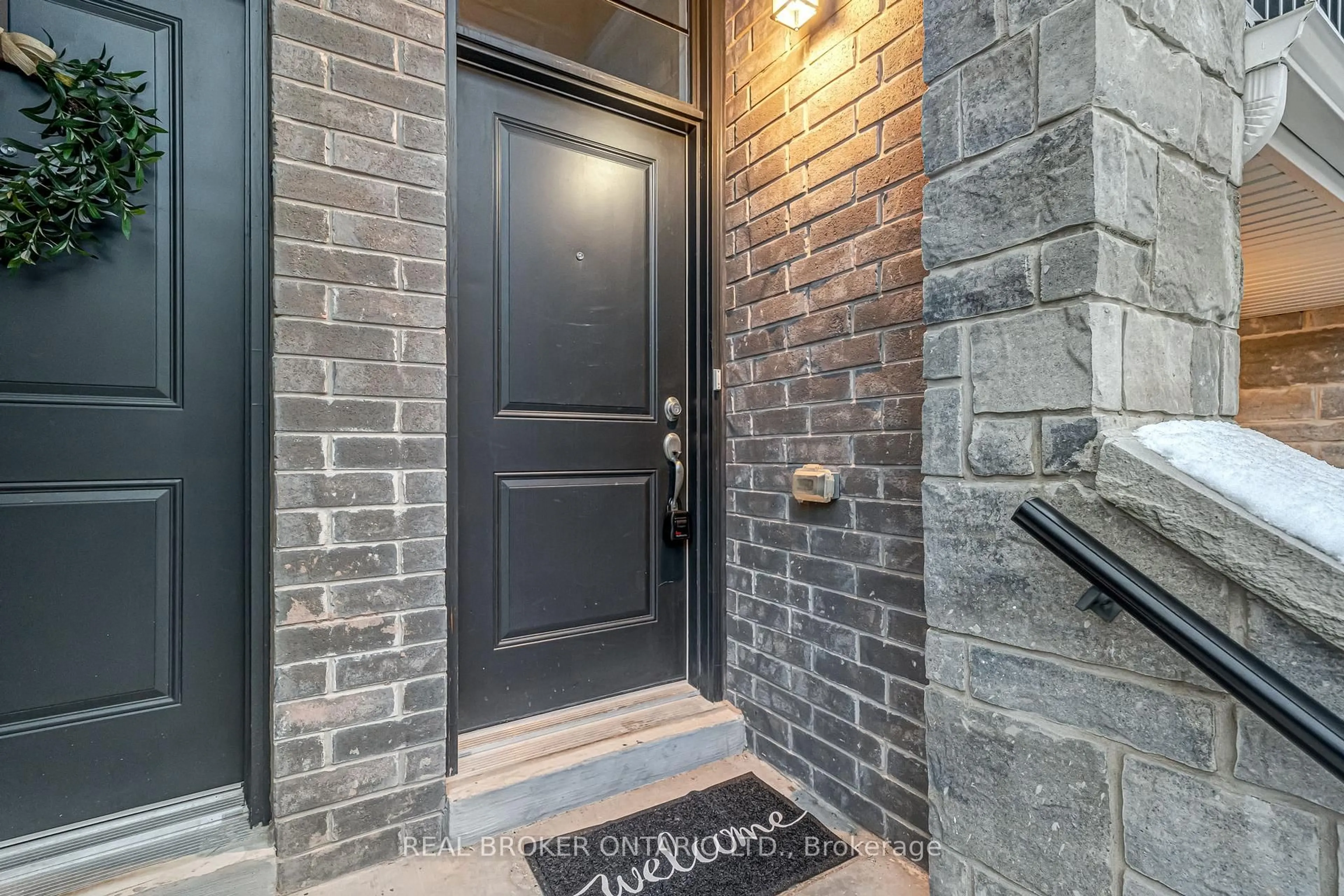 Indoor entryway for 383 Dundas St #21, Hamilton Ontario L8B 1X6