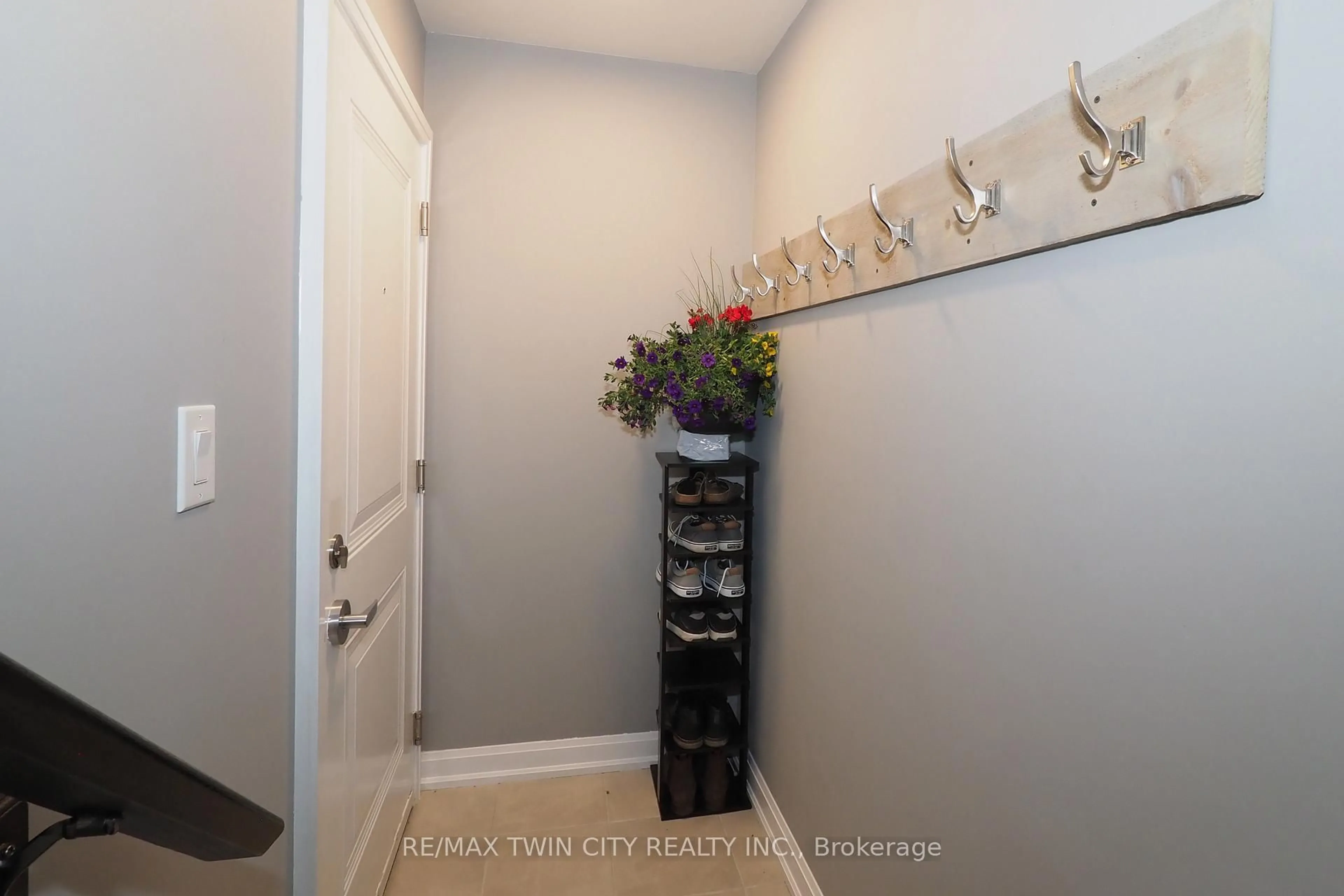 Indoor entryway for 350 Fisher Mills Rd #18, Cambridge Ontario N3C 0G8