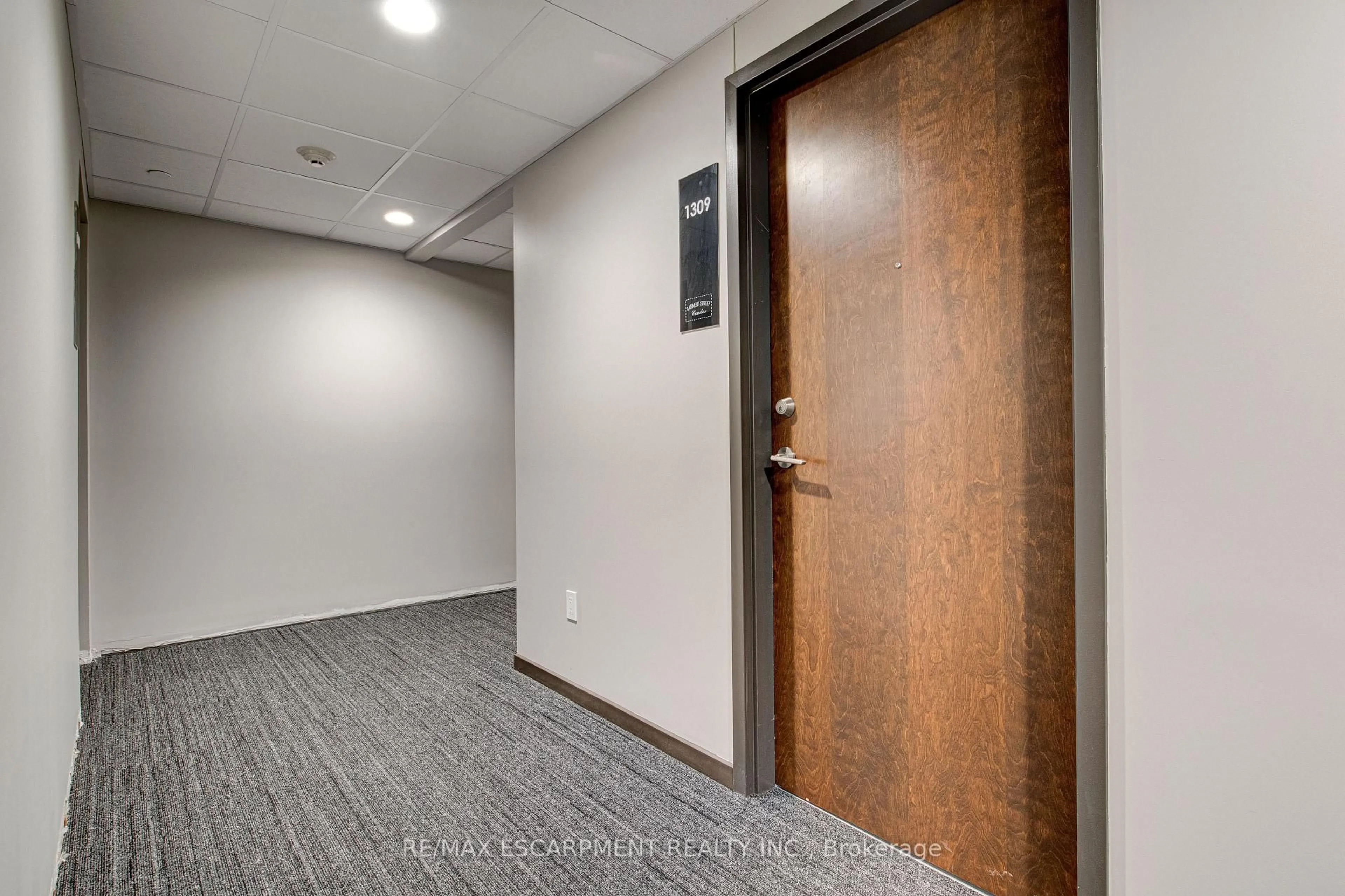 Indoor foyer for 108 Garment St #1309, Kitchener Ontario N2G 0E2