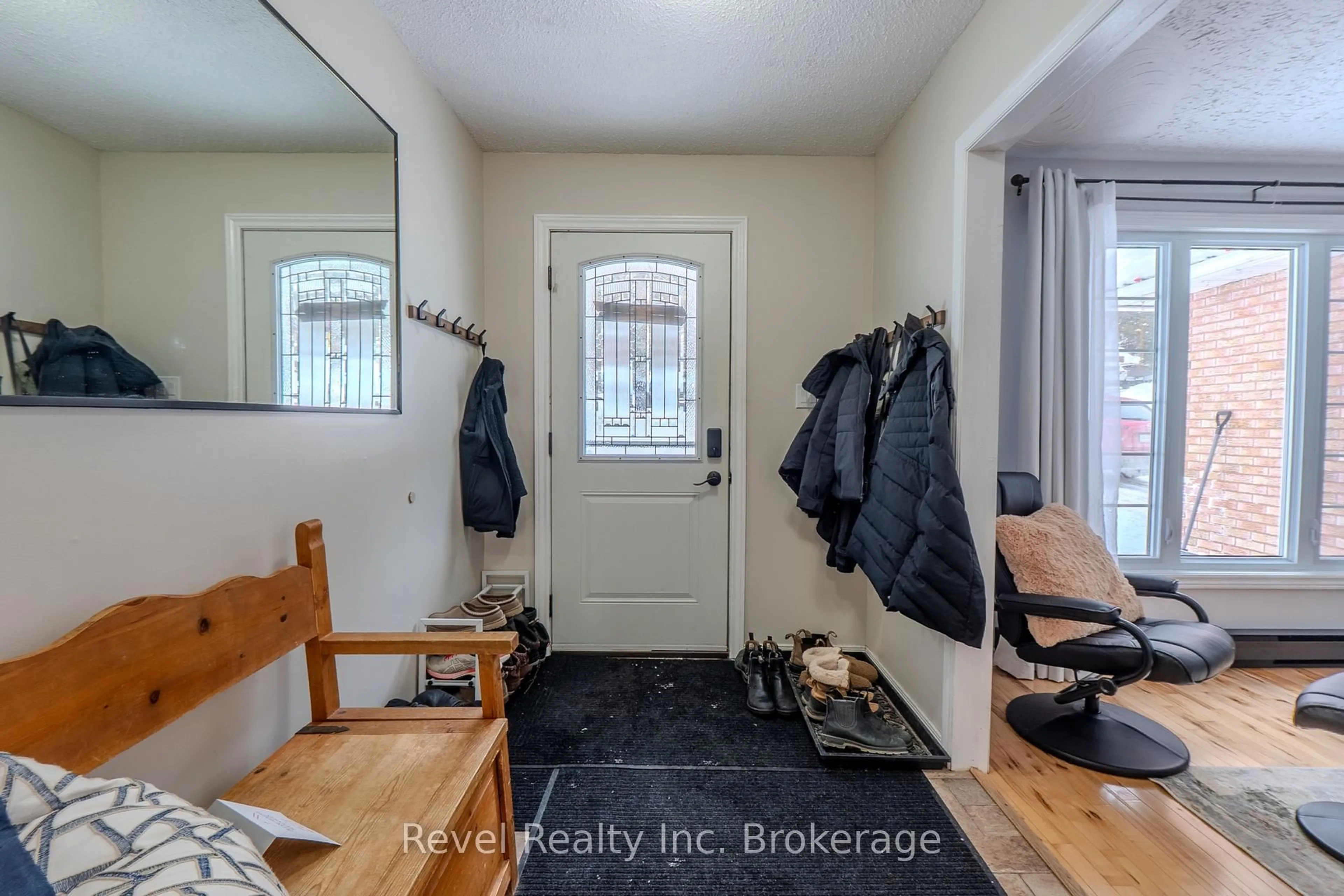 Indoor entryway for 871 Ski Club Rd, North Bay Ontario P1B 7R5