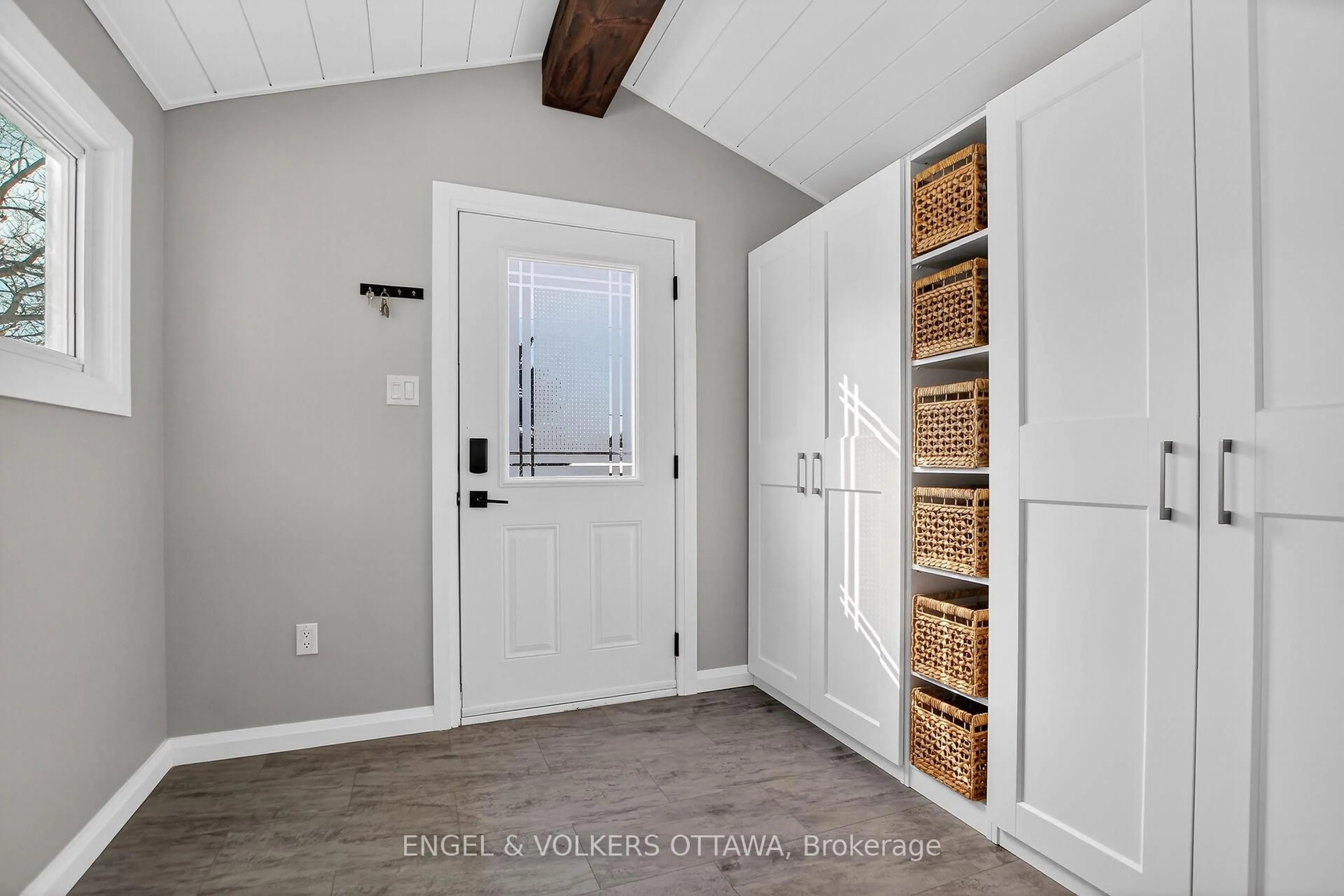 Indoor entryway for 2234 Upper Dwyer Hill Rd, Carp Ontario K0A 1L0