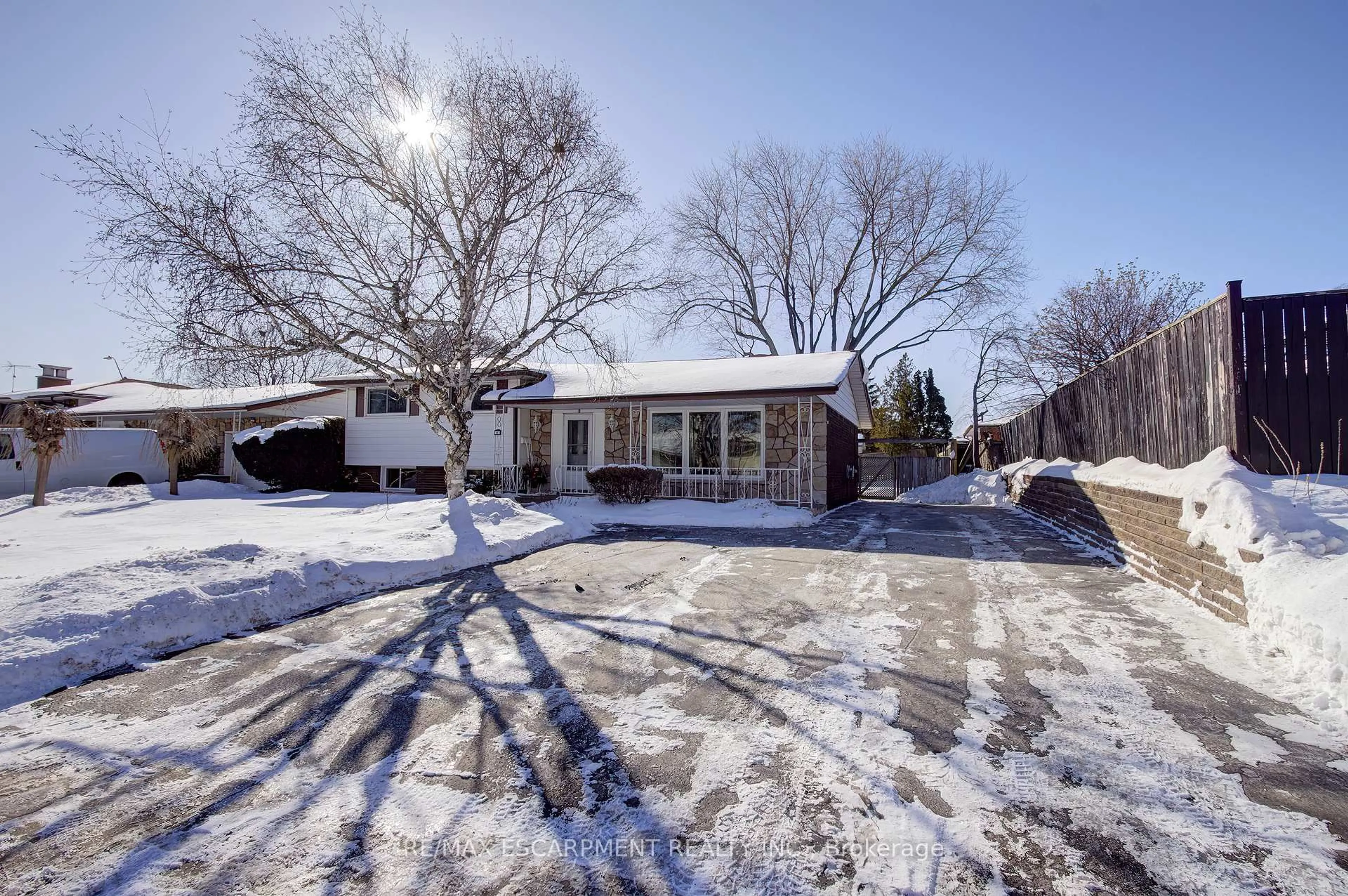 A pic from outside/outdoor area/front of a property/back of a property/a pic from drone, street for 8 Jeanette St, Hamilton Ontario L8V 2N3
