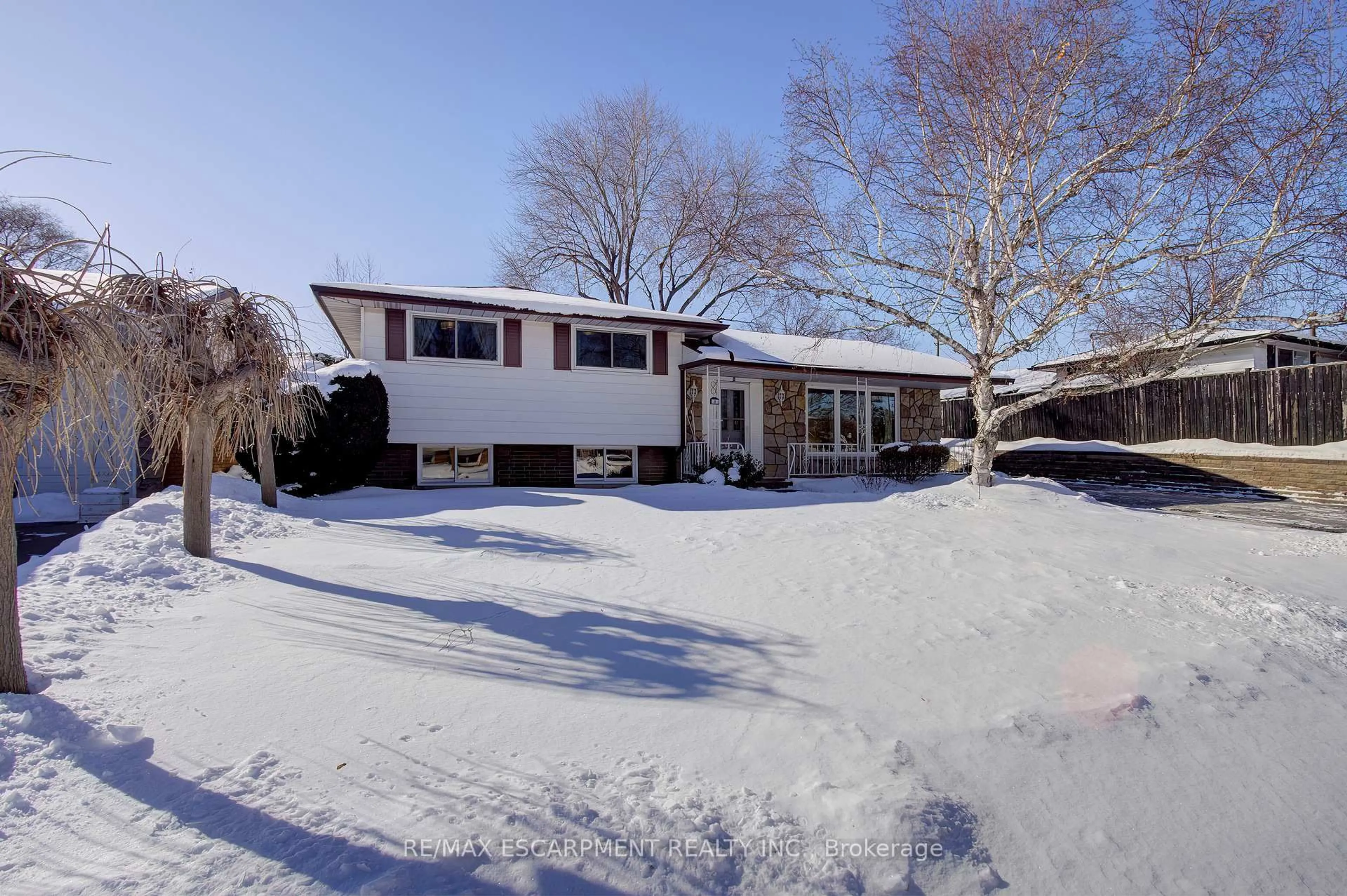 A pic from outside/outdoor area/front of a property/back of a property/a pic from drone, street for 8 Jeanette St, Hamilton Ontario L8V 2N3