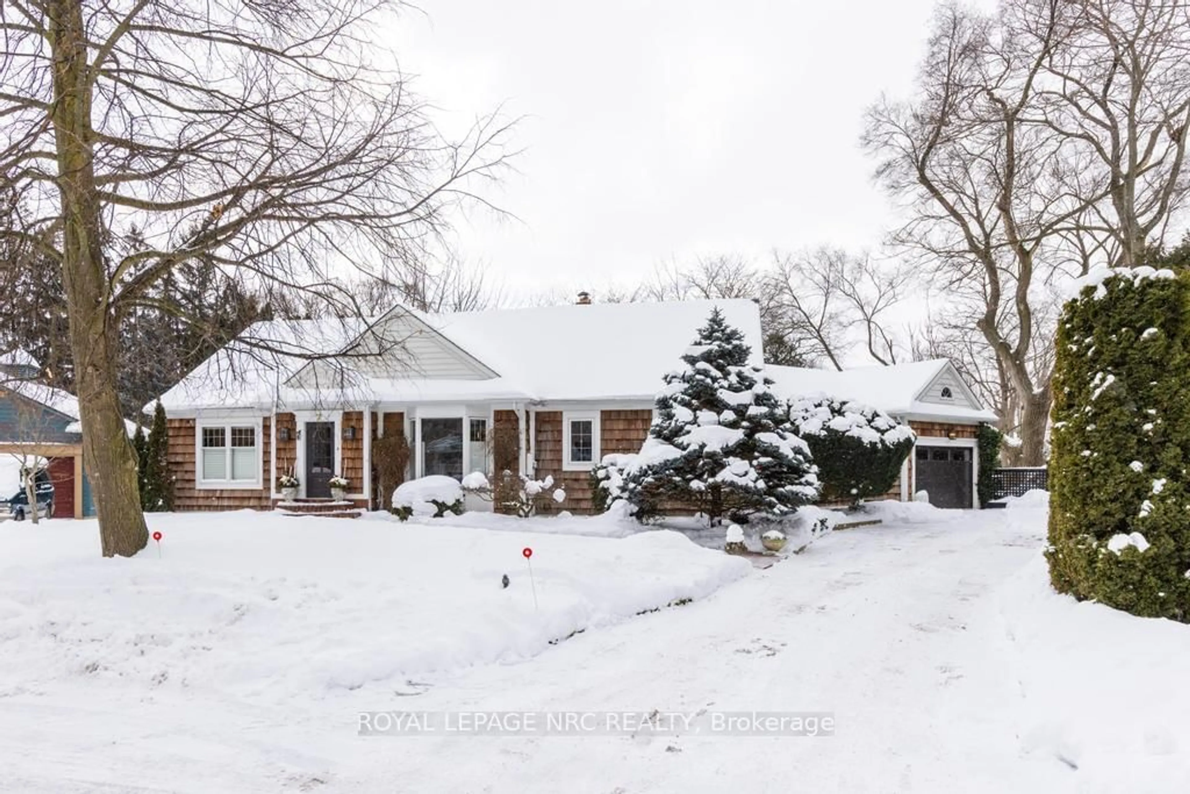 A pic from outside/outdoor area/front of a property/back of a property/a pic from drone, street for 7 Christopher St, Niagara-on-the-Lake Ontario L0S 1J0