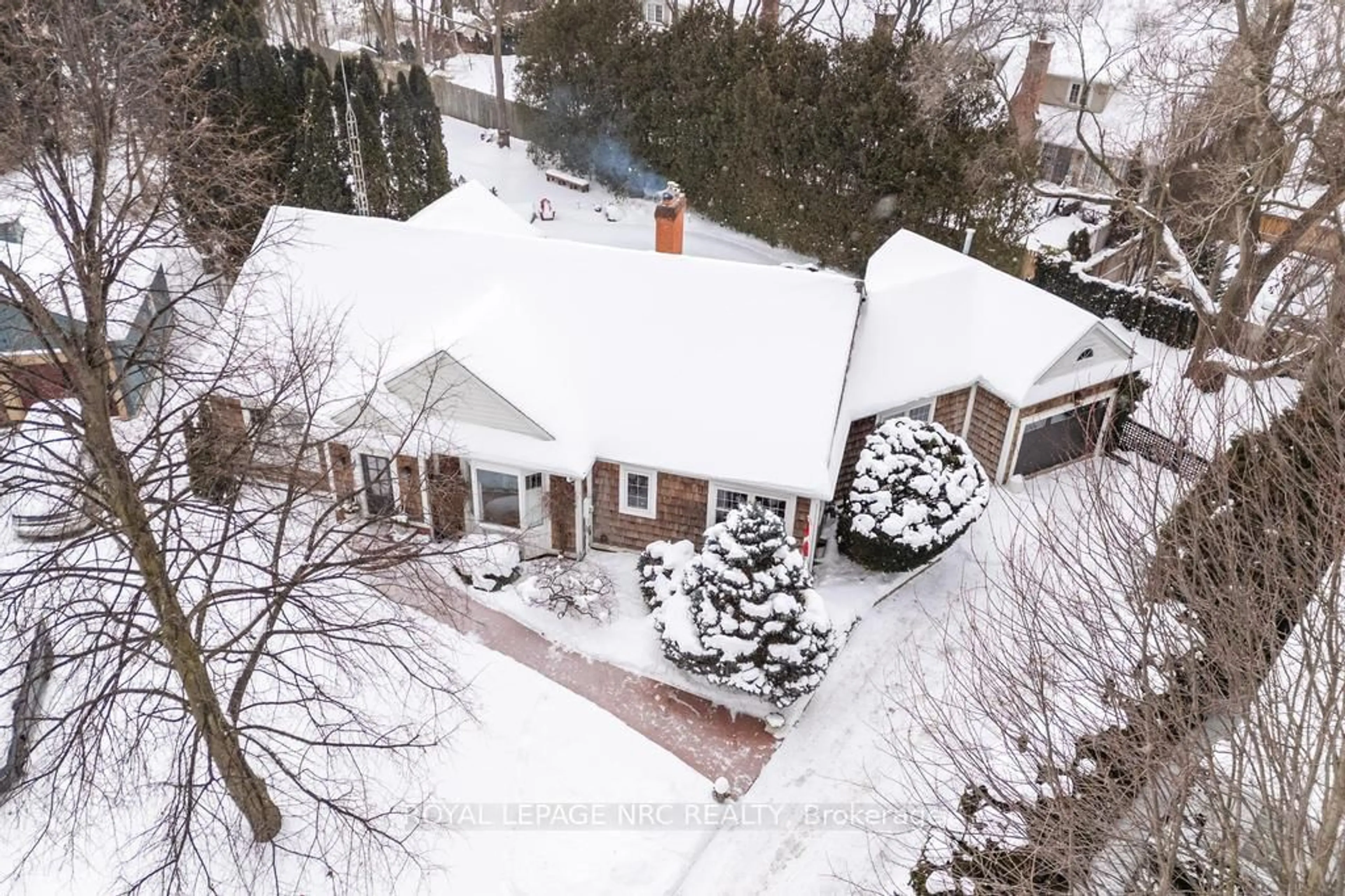 A pic from outside/outdoor area/front of a property/back of a property/a pic from drone, street for 7 Christopher St, Niagara-on-the-Lake Ontario L0S 1J0