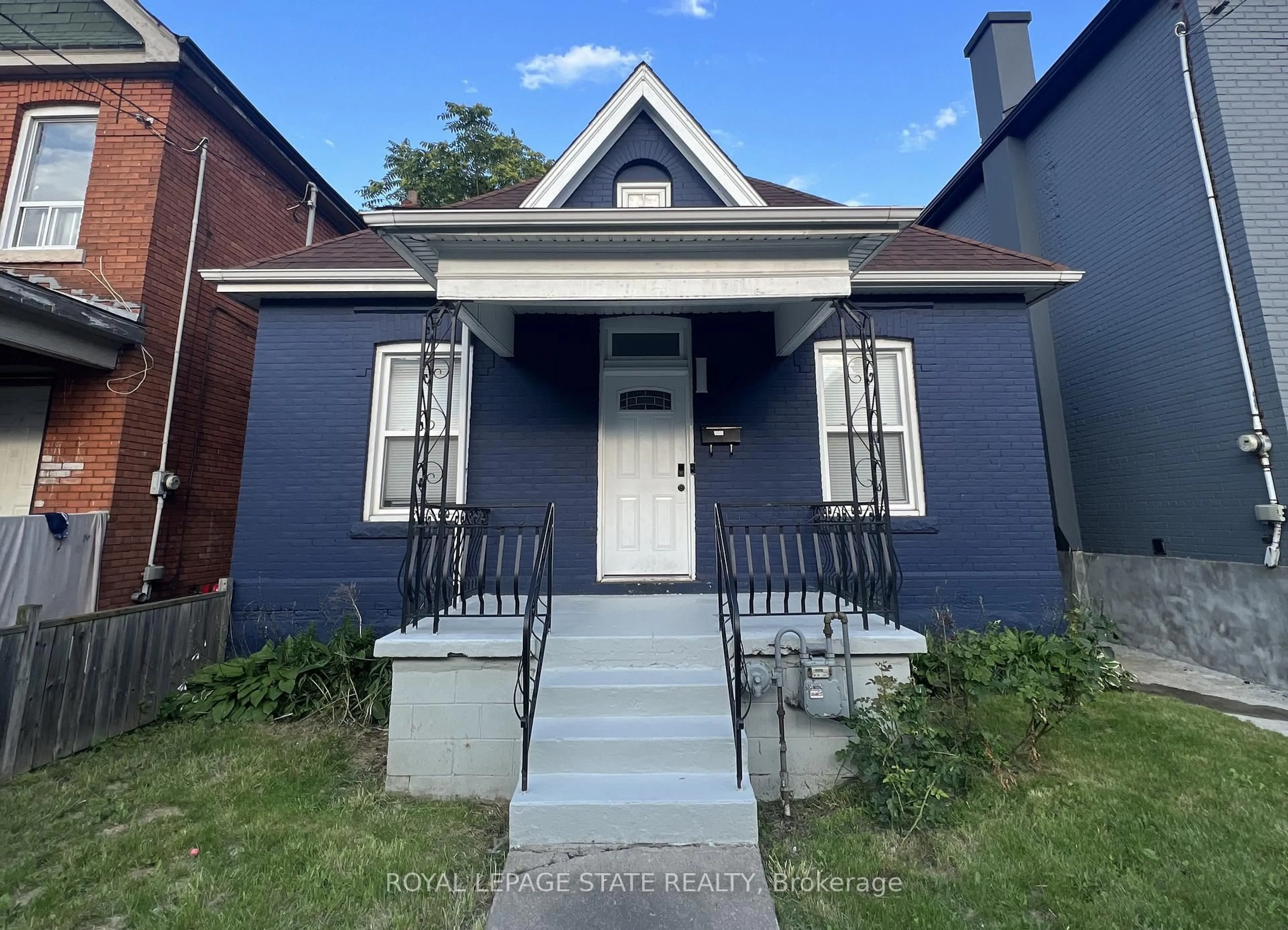 Home with brick exterior material, street for 44 Madison Ave, Hamilton Ontario L8L 5Y1